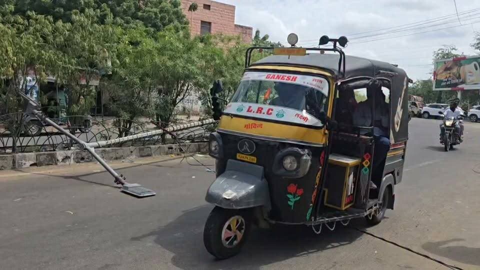 पिछले 11 घण्टे से नींद में सौ रहें हैं डिस्कॉम के अधिकारी... कलेक्ट्रेट के बाहर अज्ञात वाहन की टक्कर से गिरा विधुत पोल।
BJP Rajasthan Swaroop Singh Khara Dr Priyanka Chaudhary @