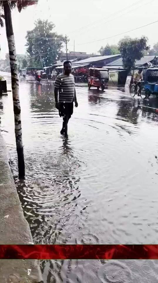रहटा चौक पर वर्षों से नालों की सफाई नहीं, बारिश में घुटनों तक जमा हो रहा गंदा पानी; जलजमाव से दुकानदारों और राहगीरों की बढ़ी परेशानी, सड़क क्षतिग्रस्त होने के साथ बीमारी फैलने का भी खतरा।
शिकायतकर्ता : (ललन कुमार) सामाजिक एवं आरटीआई कार्यकर्ता,ग्राम + पोस्ट: रहटा , प्रखंड: कुमारखंड,जिला : मधेपुरा (बिहार), पिन कोड: 852122,मोबाइल नंबर: 9910520894