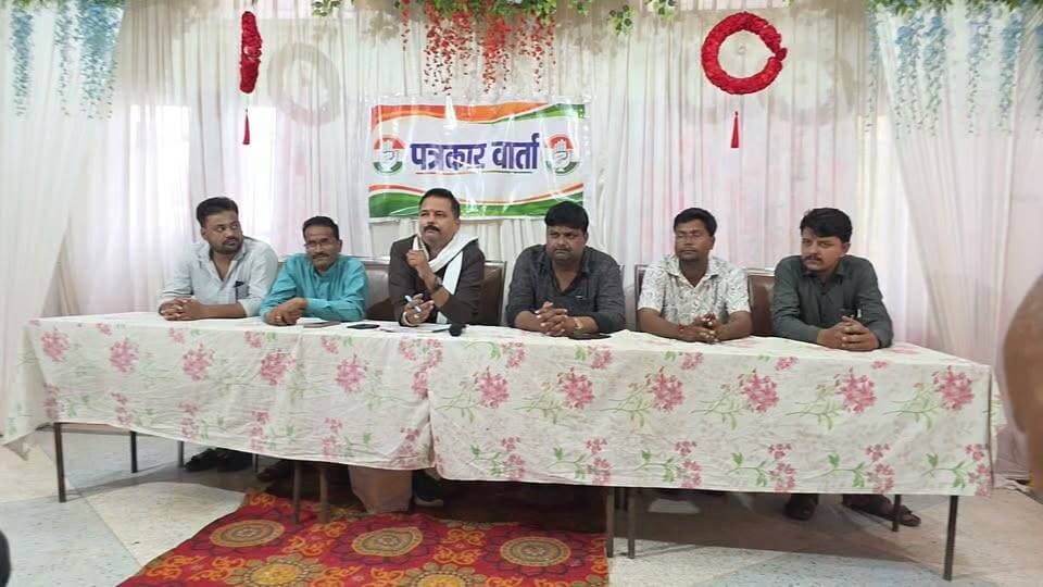 केन बेतवा लिंक परियोजना,,,,, मझगाए डेम परियोजना,,,,, रूँझ परियोजना,,,,, मैं हितग्राहियों के मुआवजे मैं धांधली रेलवे मैं मुआवजा की धांधली,,,,,को लेकर कांग्रेस नेता वैभव थापक, राकेश शर्मा,रेहान मोहम्मद, देबू गोंड, सत्यम पाठक, फैज मोहम्मद सहित कांग्रेस नेताओं ने की प्रेस कॉन्फ्रेंस