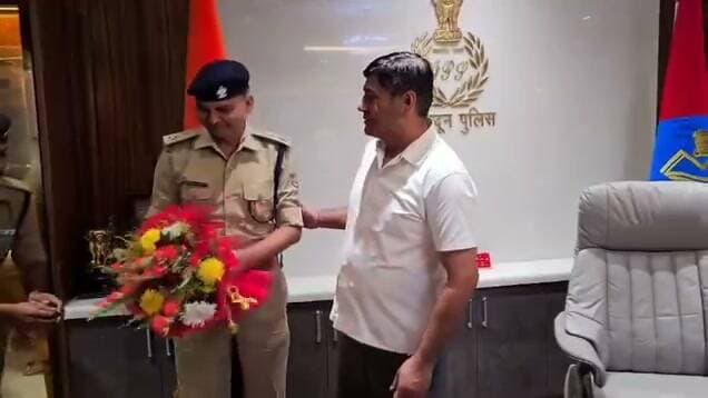 एसपी सिटी प्रमोद कुमार का हुआ स्थानांतरण, पुलिस अधिकारियों ने दी भावभीनी विदाई
देहरादून। जनपद देहरादून में पुलिस अधीक्षक नगर के पद पर तैनात प्रमोद कुमार का जनपद ऊधमसिंह नगर स्थानांतरण होने पर कैम्प कार्यालय में विदाई समारोह आयोजित किया गया।
समारोह के दौरान वरिष्ठ पुलिस अधीक्षक देहरादून ने प्रमोद कुमार के कार्यकाल के अनुभवों को साझा करते हुए आमजन की समस्याओं के प्रति उनकी संवेदनशीलता और अधीनस्थ पुलिसकर्मियों के प्रति सहयोगात्मक व्यवहार की सराहना की। उन्होंने प्रमोद कुमार के उज्ज्वल भविष्य की कामना करते हुए नई जिम्मेदारी के लिए शुभकामनाएं दीं।
इस अवसर पर वरिष्ठ पुलिस अधीक्षक द्वारा प्रमोद कुमार को स्मृति चिन्ह एवं पुष्पगुच्छ भेंट कर भावभीनी विदाई दी गई। समारोह में जनपद के राजपत्रित अधिकारी, थाना प्रभारी एवं अन्य पुलिस अधिकारी मौजूद रहे।