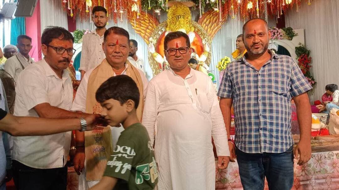 सुरसंड की पावन धरती पर आयोजित भव्य गणपति पूजा में सम्मिलित स्थानीय विधायक प्रोफेसर नागेंद्र राउत हुए
उन्होंने कहा कि भक्तों में अपार उत्साह और भक्ति का अलौकिक दृश्य देख मन अभिभूत हो गया। विघ्नहर्ता, मंगलकर्ता श्री गणेश जी से सभी के सुख, शांति और समृद्धि की कामना की।
गणपति बप्पा मोरया, मंगल मूर्ति मोरया! 🙏