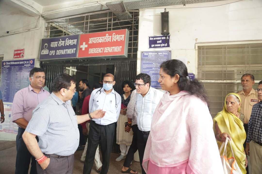 कमिश्नर ने कलेक्टर के साथ किया जिला चिकित्सालय का निरीक्षण 🩸
सेवा संकल्प अभियान 2026 के शुभारंभ अवसर पर कमिश्नर श्री दिलीप कुमार एवं कलेक्टर श्रीमती प्रतिभा पाल ने जिला चिकित्सालय सागर पहुंचकर रक्तदान शिविर का अवलोकन किया। रक्तदाताओं से चर्चा कर उनका उत्साह बढ़ाया और रक्तदान को महादान बताया।
#Sagar #SevaSankalpAbhiyan #BloodDonation #RaktadanMahadan #DistrictHospitalSagar