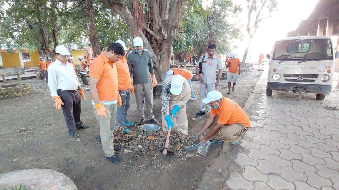 सेवा संकल्प अभियान के तहत आयोजित हुआ व्यापक स्वच्छता अभियान
सांसद श्रीमती संध्या राय ने अधिकारियों और समाज सेवियों के साथ की मुक्तिधाम परिसर सफ़ाई
कचरा एवं अपशिष्ट हटाकर परिसर को किया स्वच्छ एवं व्यवस्थित
‘सेवा संकल्प अभियान’ के अंतर्गत आज प्रातः धर्मपुरी मुक्तिधाम परिसर में स्वच्छता अभियान आयोजित किया गया। जिसमें सांसद श्रीमती संध्या राय ने अधिकारियों और समाज सेवियों के साथ मुक्तिधाम परिसर की साफ़-सफ़ाई कर स्वच्छता का संदेश दिया। इस अवसर पर कलेक्टर भिण्ड, सीईओ जिला पंचायत, अपर कलेक्टर, सीएमओ भिण्ड सहित अन्य अधिकारी, जनप्रतिनिधिगण, समाजसेवी एवं स्थानीय नागरिकों ने उत्साहपूर्वक सहभागिता की।
स्वच्छता अभियान के दौरान कचरा एवं अपशिष्ट हटाकर परिसर को स्वच्छ एवं व्यवस्थित किया गया। जिला प्रशासन एवं नगर पालिका ने नागरिकों से आह्वान किया कि “सेवा संकल्प” को केवल एक दिवसीय अभियान तक सीमित न रखते हुए इसे दैनिक जीवन की आदत बनाया जाए। प्रत्येक नागरिक अपने घर, गली, मोहल्ले और वार्ड को अपना समझकर स्वच्छता बनाए रखने में योगदान दे।
कचरा पृथक्करण, सार्वजनिक स्थलों की स्वच्छता, पॉलिथीन के उपयोग में कमी तथा जल एवं पर्यावरण संरक्षण जैसे प्रयासों को भी दैनिक व्यवहार का हिस्सा बनाया जाए। सामूहिक प्रयासों से ही स्वच्छ, सुंदर और व्यवस्थित भिण्ड के संकल्प को साकार किया जा सकता है।
#CMMadhyaPradesh
#JansamparkMP
#सेवा_संकल्प_अभियान
#SevaSankalpAbhiyan
#स्वच्छता_अभियान
#भिण्ड
#Bhind