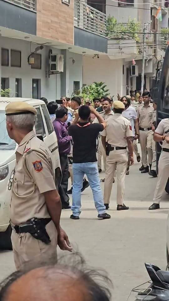 गैंगस्टर नीरज बवाना अपनी पत्नी से पैरोल लेकर आया मिलने ।#trandingreels #gangster #criminal #police