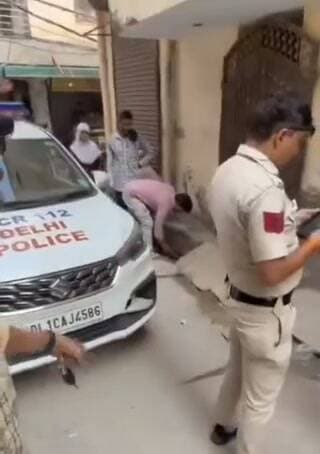 क्या आप बता सकते हैं इस विडियो में कौन ग़लत है कौन सही ।
#policeofficer #police #delhi #road