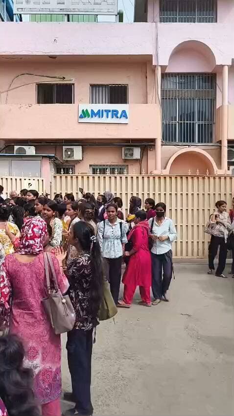 मित्रता कंपनी में हंगामा...
मेरा महाराजपुर मेट्रो स्टेशन के नज़दीक।
