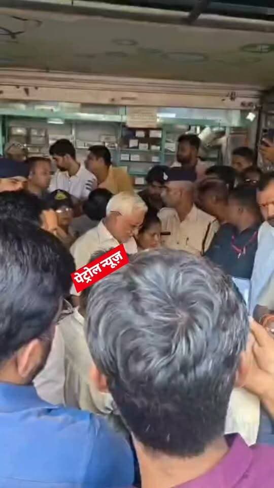 रीवा: कल्पना मिश्रा जच्चा-बच्चा मामले में धरने पर बैठे विधायक अभय मिश्रा को पुलिस ने किया गिरफ्तार, सिरमौर चौराहे पर हंगामा ।।।।।।
कल्पना मिश्रा और नवजात की मौत के मामले में न्याय की मांग को लेकर चल रहा था धरना, पुलिस की कार्रवाई के बाद समर्थकों में आक्रोश