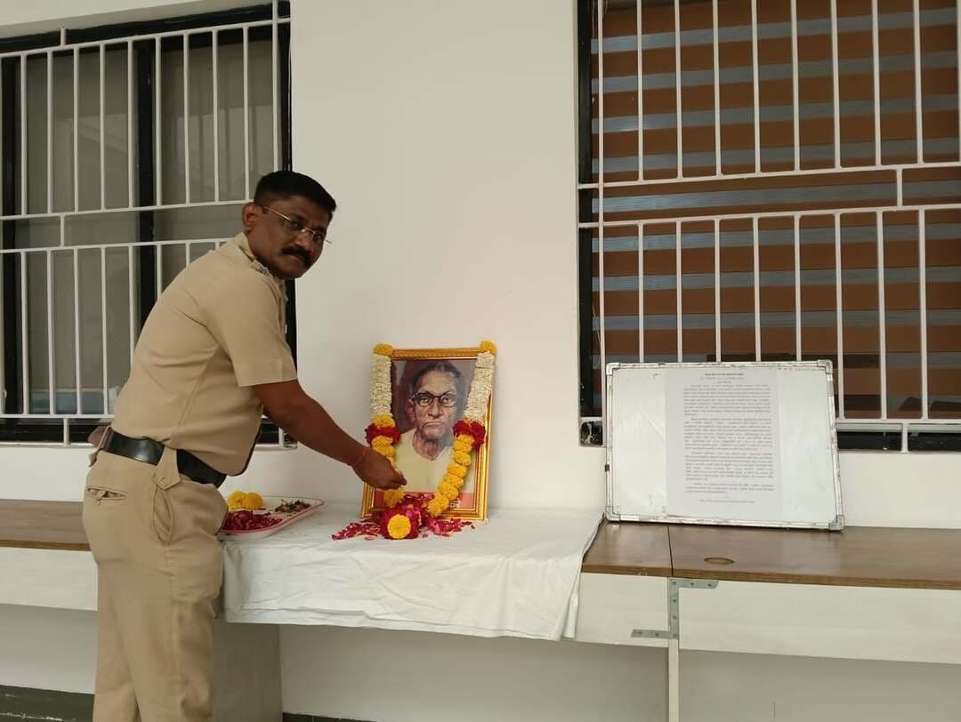 आज रोजी पोलीस आयुक्त कार्यालय सोलापूर शहर येथे केशव सीताराम ठाकरे उर्फ प्रबोधनकार ठाकरे यांची जयंती साजरी करण्यात आली