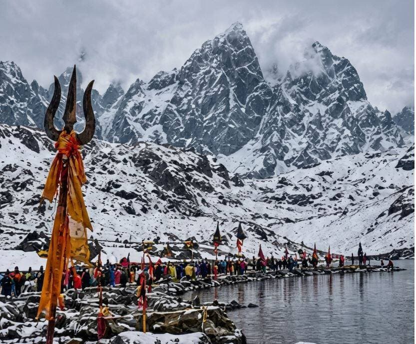 मणिमहेश की पवित्र डल झील पर भारी हिमपात, यात्रा पर अस्थायी रोक
मणिमहेश की पवित्र डल झील और आसपास के ऊंचाई वाले क्षेत्रों में भारी हिमपात हुआ है। मौसम को देखते हुए प्रशासन ने श्रद्धालुओं की सुरक्षा के मद्देनजर मणिमहेश यात्रा पर फिलहाल अस्थायी रोक लगा दी है। मौसम में सुधार के बाद यात्रा को लेकर अगला निर्णय लिया जाएगा।
#ManimaheshYatra #Manimahesh #Chamba #HimachalPradesh #Snowfall #डलझील #मणिमहेश #चंबा #हिमाचलप्रदेश #चंबाएक्सप्रेस