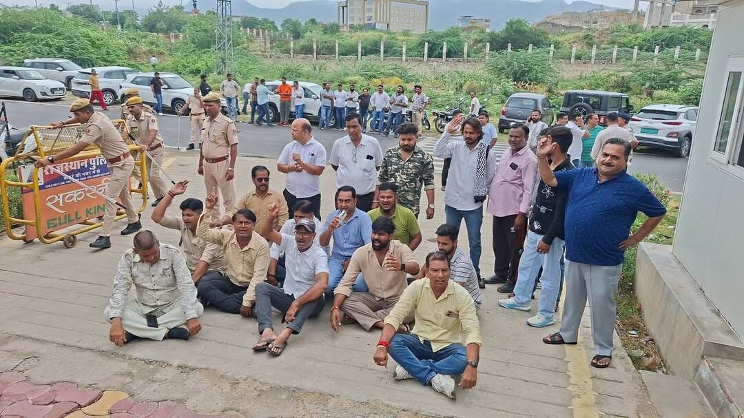 नगर निगम महापौर चुनाव
भाजपा ने कांग्रेस प्रत्याशी किरण गढ़वाल नामांकन पर दर्ज कराई आपत्ति
प्रत्याशी के नाम से स्तिथ गढ़वाल पैलेस पर कुछ राशि बकाया होना बताया गया आपत्ति मे
मौके पर कांग्रेस के कई दिग्गज पहुंचे
रामचंद्र चौधरी, श्री गोपाल बाहेती भी पहुंचे निगम कार्यालय
पुलिस का भारी जाप्ता किया गया निगम परिसर में तैनात
कांग्रेसी कार्यकर्त्ता कर रहें नारेबाजी
निगम के मुख्य गेट पर कर रहें नारेबाजी...
Ro के कक्ष मे चल रही अभी भी आपत्ति को लेकर चर्चा।।
#RajasthanNews #LatestNews #ajmer #elections #Congress #bjpparty