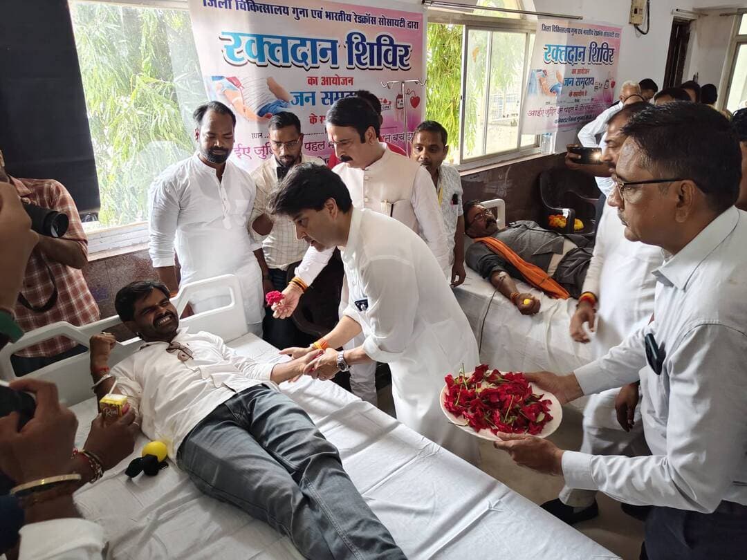 #सेवा_संकल्प_अभियान के दौरान आज जिला चिकित्सालय गुना में वृहद रक्तदान शिविर का आयोजन किया गया। शिविर में केंद्रीय मंत्री श्री Jyotiraditya M Scindia द्वारा रक्तदाताओं को गुलाब का फूल भेंट कर उनका अभिवादन किया। इस दौरान कलेक्टर श्री किशोर कुमार कन्याल सहित अन्य अधिकारीगण उपस्थित रहे।
#सेवा_संकल्प_अभियान
#SevaSankalpAbhiyan
#AshirwadKaDiya
CM Madhya Pradesh Dr Mohan Yadav Jansampark Madhya Pradesh Gwalior Commissioner Directorate of Health Services, Madhya Pradesh