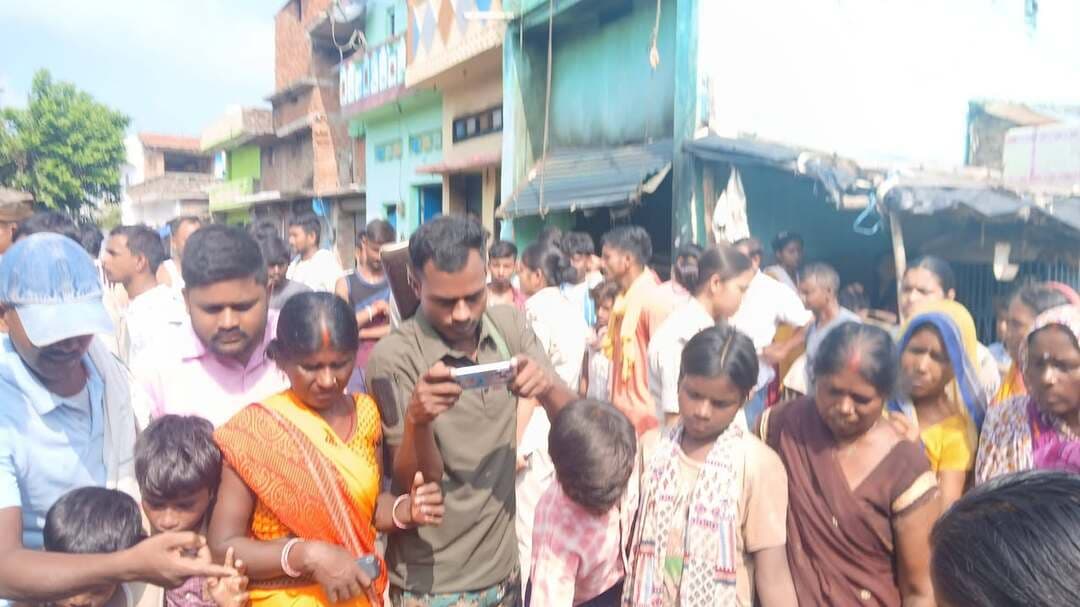 6 बच्चों के पिता गोविंद दास की करंट से मौ/त के बाद सड़क जाम! #bdbiharjharkhand