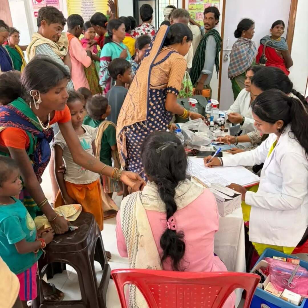 बिरसा विकासखंड की ग्राम पंचायत घुम्मुंर के ग्राम चिखली में 17 सितंबर को जनसमस्या निवारण शिविर का आयोजन किया गया। इस शिविर में बड़ी संख्या में बैगा जनजातीय वर्ग के लोग अपने आवेदन लेकर पहुंचे। ग्रामीणों की सुविधा के लिए आवेदन प्राप्त करने के लिए अलग-अलग काउंटर बनाए गए हैं।
शिविर में संबल योजना में पंजीयन, आधार कार्ड बनाने, आधार अपडेशन, समग्र आईडी बनाने, जन्म प्रमाण पत्र, विवाह प्रमाण पत्र और जाति प्रमाण पत्र बनाने की सुविधा उपलब्ध कराई गई है।
इस शिविर में स्वास्थ्य विभाग द्वारा स्वास्थ्य कैंप भी लगाया गया है, जिसमें मरीजों की जांच के साथ ही दवाओं का निःशुल्क वितरण किया जा रहा है।