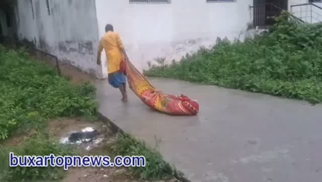 मौत के बाद भी सुकून नहीं! कफन में लिपटे शव को घसीटकर ले गया कर्मी, VIDEO ने मचाया हड़कंप | Buxar
बक्सर में पोस्टमार्टम हाउस का एक वीडियो सोशल मीडिया पर सामने आने के बाद व्यवस्था पर सवाल खड़े हो गए हैं. वीडियो में कफन में लिपटी लाश को उठाने के बजाय घसीटकर पोस्टमार्टम रूम के अंदर ले जाते हुए एक व्यक्ति दिखाई दे रहा है.
बताया जा रहा है कि 31 अगस्त को रेलवे पैदल पुल के पास मिले अज्ञात शव को जीआरपी ने पोस्टमार्टम के लिए भेजा था. शव लेकर पहुंचे बिहारी कुमार ने अकेले होने का हवाला देते हुए शव को घसीटकर अंदर पहुंचाया. उसका कहना है कि शव उठाने के लिए कई लोगों की जरूरत होती है, लेकिन वह अकेला था.
मामले में स्वास्थ्य विभाग और जीआरपी के बयान भी अलग-अलग सामने आए हैं. अब सवाल है कि मौत के बाद शव को सम्मानपूर्वक पोस्टमार्टम हाउस तक पहुंचाने की जिम्मेदारी किसकी है?
देखिए बक्सर टॉप न्यूज की पूरी रिपोर्ट और वीडियो.
#Buxar #BuxarNews #BiharNews #ViralVideo #Postmortem BuxarTopNews BreakingNews Humanity ViralNews BiharBreaking NewsUpdate BuxarViral