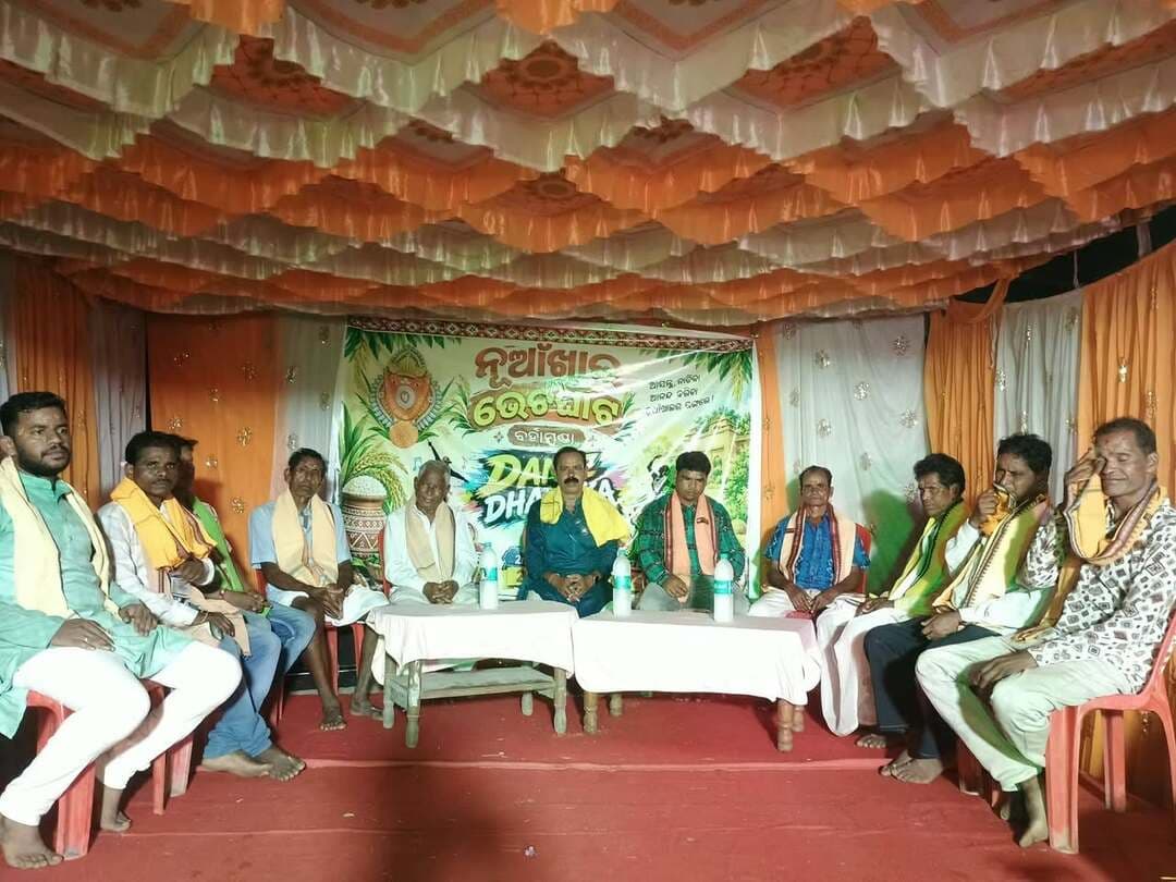 👉 ବର୍ହାମୁଣ୍ଡା ଗ୍ରାମରେ ନୂଆଁଖାଇ ଭେଟଘାଟ କାର୍ଯ୍ୟକ୍ରମ
ବର୍ହାମୁଣ୍ଡା ଗ୍ରାମରେ ଗଣେଶ ପୂଜା କମିଟି ଓ ଗ୍ରାମବାସୀଙ୍କ ସହଯୋଗରେ ନୂଆଁଖାଇ ଭେଟଘାଟ କାର୍ଯ୍ୟକ୍ରମ ଆନନ୍ଦ ଓ ଉତ୍ସାହର ସହିତ ଅନୁଷ୍ଠିତ ହୋଇଯାଇଛି। ଦିନବ୍ୟାପୀ ଏହି କାର୍ଯ୍ୟକ୍ରମରେ ଧାର୍ମିକ, ସାଂସ୍କୃତିକ ଓ ମନୋରଞ୍ଜନଧର୍ମୀ କାର୍ଯ୍ୟକ୍ରମ ସହ ଗ୍ରାମର ପ୍ରତିଭାବାନ ବ୍ୟକ୍ତିଙ୍କୁ ସମ୍ମାନିତ କରାଯାଇଥିଲା।
ସକାଳ ୧୧ଟାରେ ସୁନ୍ଦରାକାଣ୍ଡ ପାରାୟଣ ଅନୁଷ୍ଠିତ ହୋଇଥିଲା। ଭୂତିବାହାଲର ବୈସ୍ମିତା ସାହୁ ଓ ସାଥୀମାନେ ପାରାୟଣ ପରିବେଷଣ କରି ଉପସ୍ଥିତ ଭକ୍ତମାନଙ୍କୁ ଭକ୍ତିରସରେ ବିମୋହିତ କରିଥିଲେ। ସନ୍ଧ୍ୟା ୪ଟାରେ ଗ୍ରାମର ଶିଶୁ, ଯୁବକ ଓ ମହିଳାମାନଙ୍କୁ ନେଇ ବିଭିନ୍ନ ପ୍ରତିଯୋଗିତା ଆୟୋଜିତ ହୋଇଥିଲା।
ସନ୍ଧ୍ୟା ୭ଟାରେ ନୂଆଁଖାଇ ଭେଟଘାଟର ମୁଖ୍ୟ ସଭା ଅନୁଷ୍ଠିତ ହୋଇଥିଲା। ଏଥିରେ ବର୍ହାମୁଣ୍ଡା ପ୍ରାଥମିକ ବିଦ୍ୟାଳୟର ଅବସରପ୍ରାପ୍ତ ପ୍ରଧାନଶିକ୍ଷକ ଶ୍ରୀ ଶ୍ୟାମସୁନ୍ଦର ପଧାନ ମୁଖ୍ୟ ଅତିଥି ଭାବେ ଯୋଗଦେଇଥିଲେ। ବର୍ତ୍ତମାନର ପ୍ରଧାନଶିକ୍ଷକ ଶ୍ରୀ ମନୋରଞ୍ଜନ ସାହୁ, ସହକାରୀ ଶିକ୍ଷକ ଶ୍ରୀ ଧନେଶ୍ୱର ବରିହା, ଗ୍ରାମର ଗୌନ୍ତିଆ ଲୋକନାଥ ଭୋଇ, ୱାର୍ଡମେମ୍ବର ଭଗବାନ ଭୋଇ, ପୁରାତନ ୱାର୍ଡମେମ୍ବର ଜୟମଙ୍ଗଳ ମଲ୍ଲିକ, ଚୌକିଦାର ଲୋଚନ କୁମ୍ଭାର, ଝାଙ୍କର ଲିଙ୍ଗ ମଲ୍ଲିକ ଓ ପ୍ରମୋଦ କୁମ୍ଭାର ପ୍ରମୁଖ ମଞ୍ଚାସୀନ ଥିଲେ।
ଏହି ଅବସରରେ ଗ୍ରାମରେ ବିଦ୍ୟାଳୟ ସ୍ଥାପନ ପାଇଁ ଜମିଦାନ କରିଥିବା ପୁରାତନ ୱାର୍ଡମେମ୍ବର ଶ୍ରୀ ରାଜେନ୍ଦ୍ର ସାହୁଙ୍କୁ ମୁଖ୍ୟ ଅତିଥିଙ୍କ ଦ୍ୱାରା ଉପଢୌକନ ଓ ମାନପତ୍ର ପ୍ରଦାନ କରି ସମ୍ମାନିତ କରାଯାଇଥିଲା। ସେହିପରି ବର୍ହାମୁଣ୍ଡା ପ୍ରାଥମିକ ବିଦ୍ୟାଳୟରୁ ପ୍ରଥମ ଥର ପାଇଁ ସରକାରୀ କ୍ଷେତ୍ରରେ ଅଧ୍ୟାପକ ଭାବେ କାର୍ଯ୍ୟରତ ଶ୍ରୀ ସରୋଜ ସାହୁଙ୍କୁ ମଧ୍ୟ ଉପଢୌକନ ଓ ମାନପତ୍ର ପ୍ରଦାନ କରାଯାଇଥିଲା।
ସମାଜସେବୀ ତଥା ଯୁବ ସାମ୍ବାଦିକ ଶ୍ରୀ ସୁଶାନ୍ତ ପଣ୍ଡା ଯୋଗଦେଇ ନୂଆଁଖାଇ ପର୍ବର ଭାଇଚାରା ଓ ଏକତାର ମହତ୍ତ୍ୱ ଉପରେ ଆଲୋକପାତ କରିବା ସହ ଯୁବପିଢ଼ି କିପରି ଏକାଠି ହୋଇ ନୂଆଁଖାଇ ପାଳନ କରିବେ ସେନେଇ ପରାମର୍ଶ ଦେଇଥିଲେ।
ଶ୍ରୀ ଖଗେଶ୍ୱର ସାହୁ ସମସ୍ତ କାର୍ଯ୍ୟକ୍ରମର ସଂଯୋଜନା କରିଥିବା ବେଳେ ଶ୍ରୀ ରାଧାକାନ୍ତ ସାହୁ ପ୍ରତିଯୋଗିତାରେ ପୁରସ୍କୃତ ପ୍ରତିଭାଗୀମାନଙ୍କ ନାମ ଘୋଷଣା କରିଥିଲେ। ଅତିଥିମାନେ ନିଜର ମୂଲ୍ୟବାନ ସମୟ ଦେଇ କାର୍ଯ୍ୟକ୍ରମରେ ଯୋଗଦେଇଥିବାରୁ ଶ୍ରୀ କୁଳମଣି ସାହୁ ଧନ୍ୟବାଦ ଅର୍ପଣ କରିଥିଲେ।
ରାତି ୮ଟା ୩୦ରେ ଗ୍ରାମର କଳାକାରମାନଙ୍କୁ ନେଇ ବିଭିନ୍ନ ମନୋରଞ୍ଜନ କାର୍ଯ୍ୟକ୍ରମ, ଗୀତ, ନାଟକ ଓ କମେଡି ପରିବେଷଣ କରାଯାଇଥିଲା। କୋଷାଧ୍ୟକ୍ଷ ଭାବେ ଶ୍ରୀ ବିଘ୍ନରାଜ ସାହୁ ଦାୟିତ୍ୱ ତୁଲାଇଥିଲେ। ସାମ୍ବାଦିକ ଶ୍ରୀ ମଙ୍ଗୁଲୁ ସାହୁ କାର୍ଯ୍ୟକ୍ରମ ସଫଳ ହୋଇଥିବାରୁ ସମସ୍ତ କମିଟି ସଦସ୍ୟ ଓ ସହଯୋଗୀ ଗ୍ରାମବାସୀଙ୍କୁ ଧନ୍ୟବାଦ ଜଣାଇଥିଲେ।
ପରିଶେଷରେ କମିଟିର ପିଲାମାନଙ୍କ ଦ୍ୱାରା ସାମୂହିକ ନୃତ୍ୟ ପରିବେଷଣ କରାଯାଇଥିଲା। ଏକାଠି ଅନ୍ନଛତ୍ରରେ ଭୋଜନ କରିବାର ସୁବ୍ୟବସ୍ଥା ହୋଇଥିବାରୁ ଗ୍ରାମବାସୀଙ୍କ ମଧ୍ୟରେ ଭାଇଚାରା ଓ ଆତ୍ମୀୟତାର ପରିବେଶ ସୃଷ୍ଟି ହୋଇଥିଲା। ଆଗାମୀ ଦିନରେ ଏହିପରି ଆହୁରି ବଡ଼ ବଡ଼ ସାମାଜିକ ଓ ସାଂସ୍କୃତିକ କାର୍ଯ୍ୟକ୍ରମ ଆୟୋଜନ ନେଇ ମଧ୍ୟ ଯୋଜନା କରାଯାଇଥିଲା।