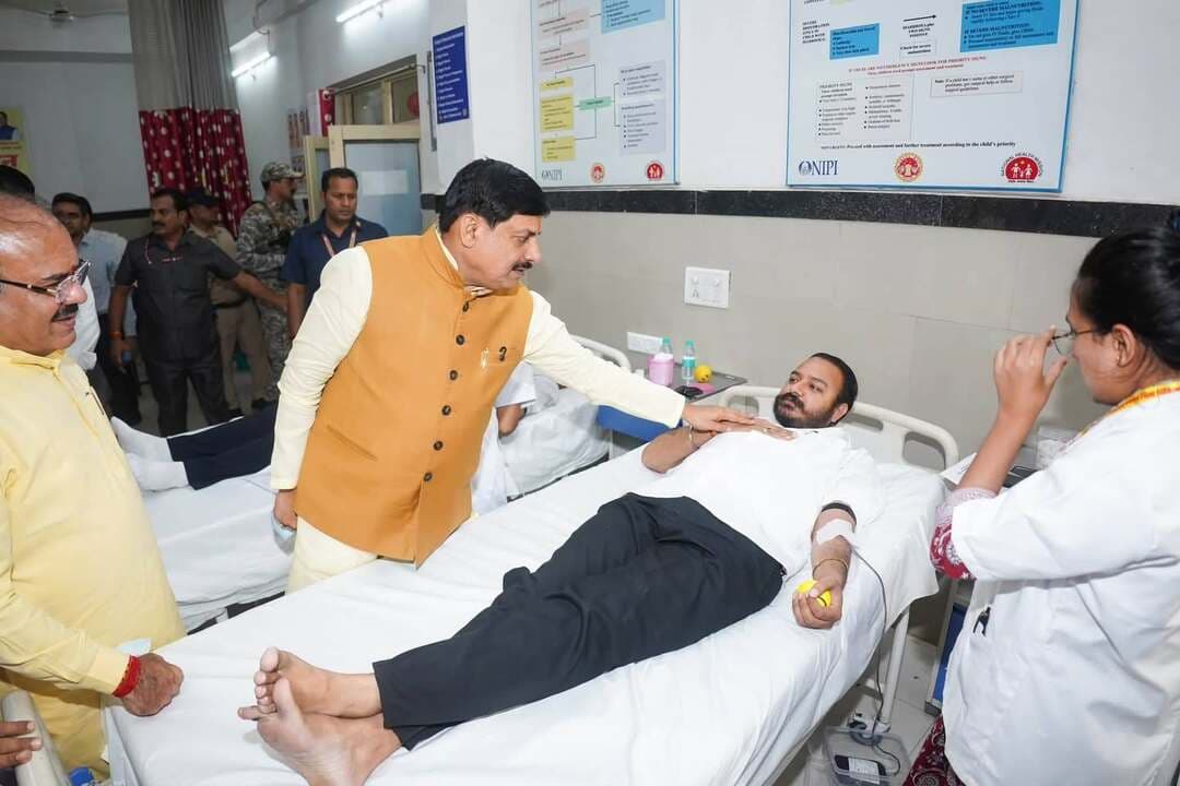 माननीय प्रधानमंत्री श्री Narendra Modi जी के जन्मदिवस के अवसर पर मुख्यमंत्री डॉ. मोहन यादव ने ‘सेवा संकल्प अभियान’ के अंतर्गत शासकीय जयप्रकाश चिकित्सालय, भोपाल में आयोजित रक्तदान शिविर का शुभारंभ किया।
Dr Mohan Yadav #CMMadhyaPradesh #सेवा_संकल्प_अभियान #SevaSankalpAbhiyan