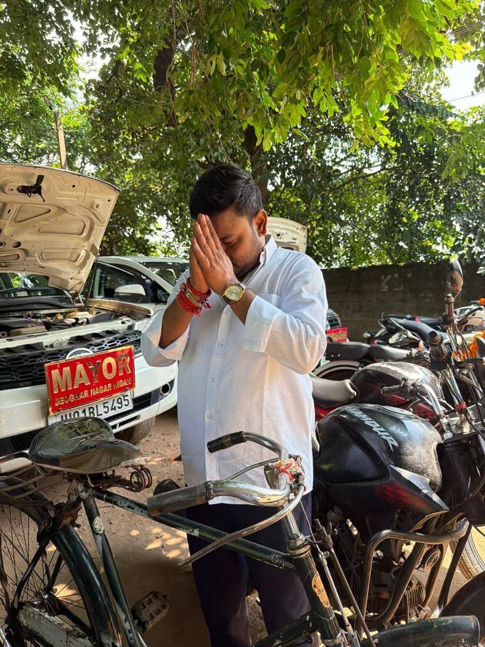 विश्वकर्मा पूजा पर देवघर महापौर राउत ने अपनी लग्जरी गाड़ियों के बीच अपनी पुरानी साइकिल की पूजा करना नहीं भूले,