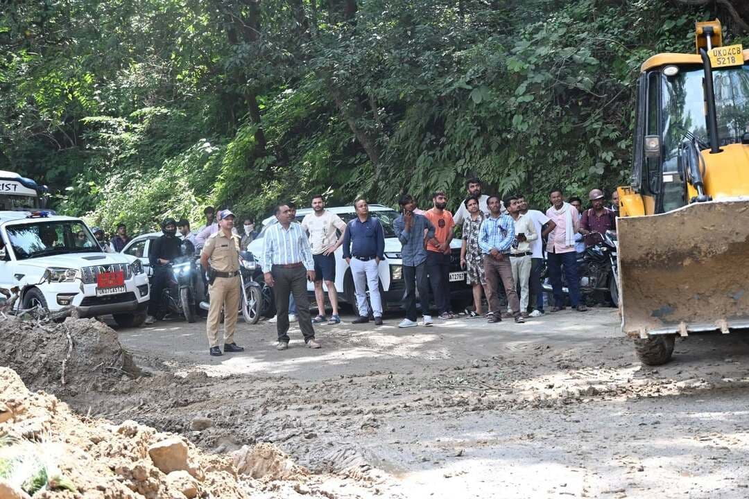 हल्द्वानी–नैनीताल मार्ग पर यातायात बाधित होने की सूचना पर पुलिस ने तत्काल मार्ग करवाया सुचारू।दोगांव एवं डोलमार के मध्य मलवा आ जाने के कारण यातायात बाधित होने की सूचना प्राप्त होते ही ssp नैनीताल डॉ. मंजूनाथ टी.सी. द्वारा तत्काल संज्ञान लिया गया।