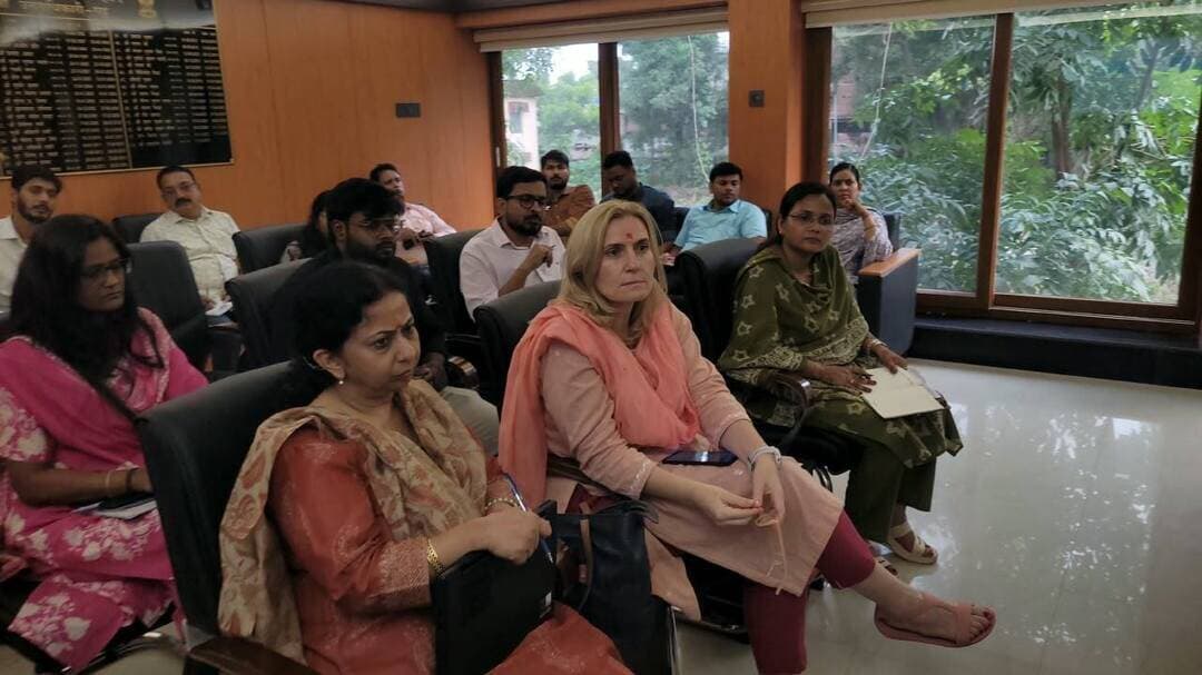 प्रारंभिक बाल्यावस्था विकास (ECD) को सुदृढ़ करने हेतु पायलट प्रोजेक्ट की कार्ययोजना पर बैठक आयोजित
Information & Public Relations Department, Government of Bihar Social Welfare Department, Government of Bihar प्रारंभिक बाल्यावस्था, विशेषकर जन्म से 6 वर्ष की आयु तक की अवधि, बच्चों के शारीरिक, मानसिक, संज्ञानात्मक, भाषायी, सामाजिक एवं भावनात्मक विकास की आधारशिला है। इस महत्वपूर्ण अवधि में गुणवत्तापूर्ण पोषण, responsive caregiving, सुरक्षित एवं अनुकूल वातावरण, खेल-आधारित सीखने तथा समय पर विकासात्मक देरी की पहचान बच्चों के समग्र विकास में महत्वपूर्ण भूमिका निभाते हैं। इसी उद्देश्य से आंगनबाड़ी केंद्रों को Early Childhood Development (ECD)-friendly centres के रूप में विकसित करने की दिशा में पहल की जा रही है।
इसी क्रम में 16.09.2026 को जिला पदाधिकारी की अध्यक्षता में आंगनबाड़ी केंद्रों पर ECD को सुदृढ़ करने एवं प्रस्तावित पायलट प्रोजेक्ट की कार्ययोजना के संबंध में बैठक आयोजित की गई।
बैठक में UNICEF बिहार की राज्य स्तरीय टीम से Dr. Monika Nielsen, Chief of Field Office, UNICEF Bihar; Dr. Antaryami Dash, Nutrition Specialist; Dr. Shivani Dar, Nutrition Officer; Raghvendra Kumar, State Consultant – Early Childhood Development; Nidhi एवं Shubham, District Nutrition Consultants; तथा Sahanubhuti, Consultant के साथ जिला कार्यक्रम पदाधिकारी, जिला शिक्षा पदाधिकारी, जिला योजना पदाधिकारी, विशेष कार्य पदाधिकारी एवं जिला समन्वयक, ICDS सहित संबंधित पदाधिकारी उपस्थित रहे।
बैठक में आंगनबाड़ी केंद्रों को बच्चों के समग्र विकास के लिए अधिक अनुकूल बनाने, खेल एवं गतिविधि आधारित सीखने, आयु-उपयुक्त ECD गतिविधियों, विकासात्मक माइलस्टोन की पहचान, अभिभावक सहभागिता, घर-आंगनबाड़ी केंद्र के बीच बेहतर समन्वय तथा बच्चों के लिए सुरक्षित एवं stimulating learning environment विकसित करने से संबंधित विभिन्न पहलुओं पर चर्चा की गई।
प्रस्तावित पायलट प्रोजेक्ट के प्रारंभिक चरण में मनिहारी प्रखंड के कुल 50 आंगनबाड़ी केंद्रों को ECD के दृष्टिकोण से विकसित किया जाएगा। इसके अतिरिक्त जिले के प्रत्येक प्रखंड में 2-2 आंगनबाड़ी केंद्रों को पायलट केंद्र के रूप में विकसित किया जाएगा। इन केंद्रों पर प्रस्तावित ECD गतिविधियों एवं प्रक्रियाओं का क्रियान्वयन, अनुश्रवण एवं दस्तावेजीकरण किया जाएगा।
इस पहल का उद्देश्य आंगनबाड़ी केंद्रों को केवल पोषण एवं प्री-स्कूल शिक्षा प्रदान करने वाले केंद्रों के रूप में नहीं, बल्कि 0–6 वर्ष के बच्चों के समग्र विकास, प्रारंभिक सीखने, अभिभावक सहभागिता और समय पर विकासात्मक आवश्यकताओं की पहचान एवं सहायता के लिए समग्र ECD केंद्र के रूप में सुदृढ़ करना है।