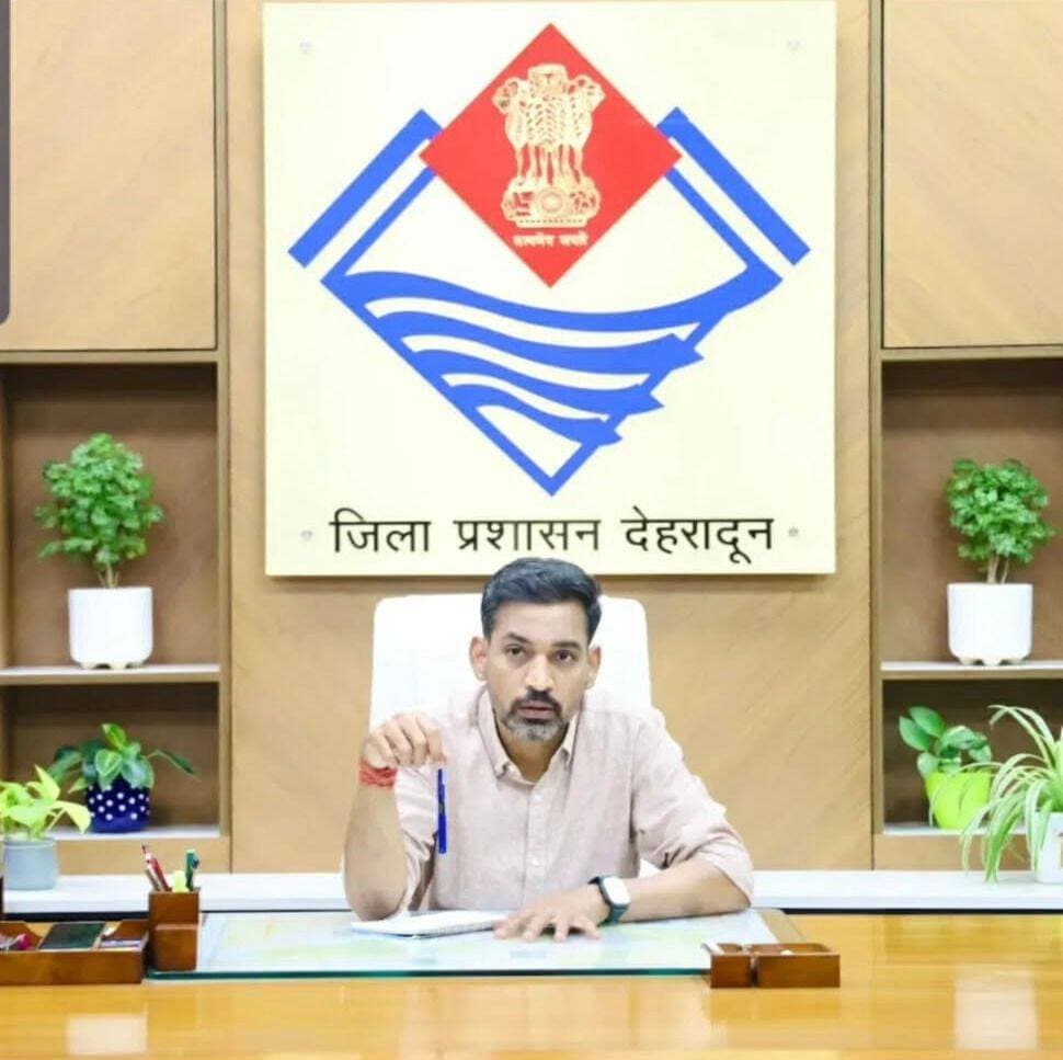 मां की मौत के बाद नशे में डूब गया पिता, पुश्तैनी घर बिक जाने के बाद बेघर हुए छात्र को डीएम आशीष...see more