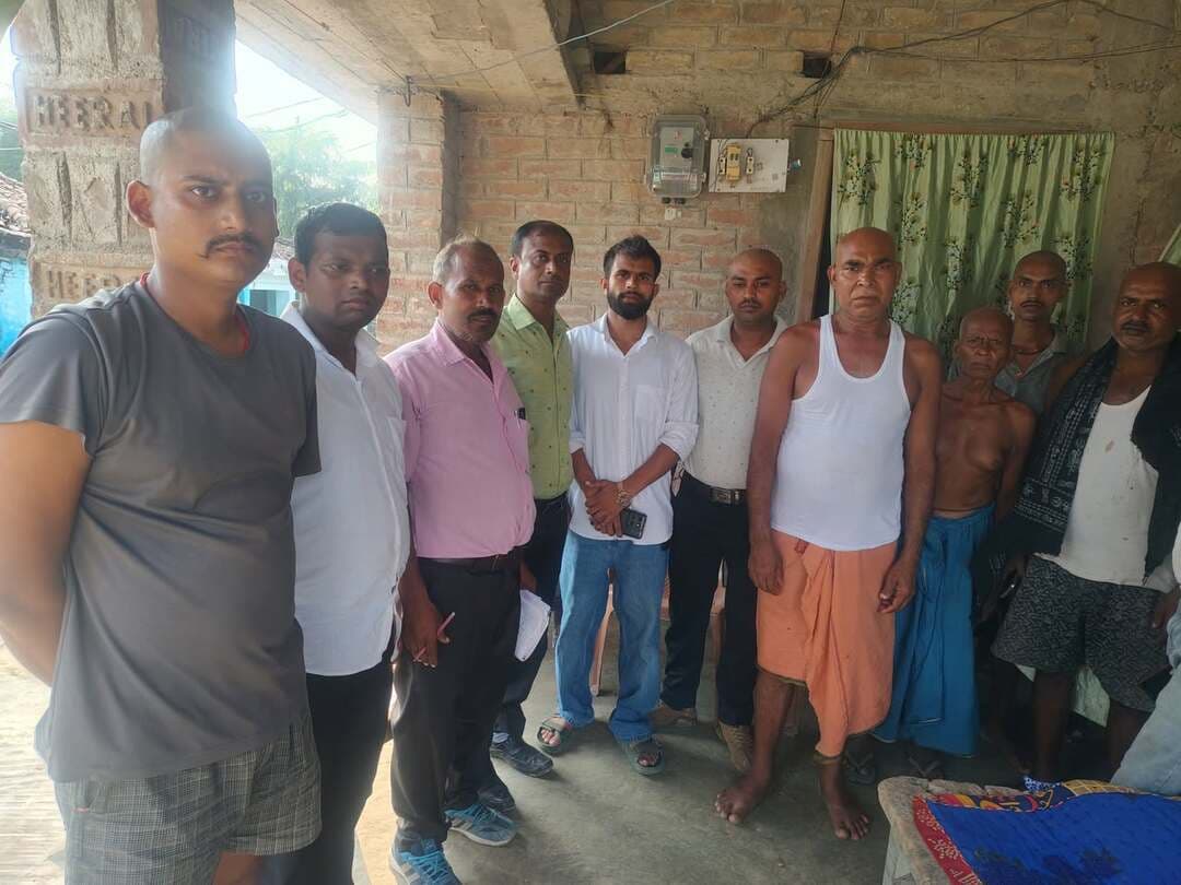 सड़क हादसे में अंजली कुमारी की मौत पर भाकपा-माले की टीम ने पीड़ित परिवार से की मुलाकात, NHAI व डीएम को सौंपेंगे मांग पत्र।
#दलसिंहसराय के एनएच-28 स्थित डैनी चौक एवं पगड़ा चौक पर विगत दिनों हुए भीषण सड़क हादसे में मृतका अंजली कुमारी के पीड़ित परिवार से आज भाकपा-माले प्रखंड सचिव उदय कुमार के नेतृत्व में पार्टी के प्रतिनिधिमंडल ने उनके निवास स्थान पर मुलाकात की।
भाकपा-माले नेताओं ने अंजली के पीड़ित पिता उमेश महतो एवं उनके परिजनों से मिलकर गहरा शोक व्यक्त किया और इस दुख की घड़ी में ढांढस बंधाया। प्रतिनिधिमंडल ने पीड़ित परिवार को हर संभव कानूनी मदद दिलाने का आश्वासन दिया।
मुलाकात के बाद प्रखंड सचिव उदय कुमार ने कहा कि एनएच-28 डैनीक चौक एवं पगड़ा चौक पर आए दिन हो रही दुर्घटनाएं प्रशासन की घोर लापरवाही का नतीजा हैं। चौक पर सुरक्षा के कोई पुख्ता इंतजाम नहीं होने के कारण मासूम लोगों को अपनी जान गंवानी पड़ रही है।
भाकपा-माले जल्द ही जिलाधिकारी (डीएम) समस्तीपुर एवं NHAI (भारतीय राष्ट्रीय राजमार्ग प्राधिकरण) के अधिकारियों को एक मांग पत्र सौंपेगी।
मुख्य मांगें:
ट्रैफिक सिग्नल व लाइट: दैनिक चौक पर अविलंब ट्रैफिक सिग्नल (सांकेतिक लाइट) और पर्याप्त स्ट्रीट लाइट की व्यवस्था की जाए।
ट्रैफिक गार्ड की तैनाती: भीड़भाड़ और तेज रफ्तार को नियंत्रित करने के लिए चौक पर स्थायी ट्रैफिक गार्ड तैनात किए जाएं।
सुरक्षा उपाय: स्पीड ब्रेकर, साईन बोर्ड और अन्य आवश्यक सड़क सुरक्षा इंतजाम तत्काल बहाल किए जाएं।
मुआवजा: मृतका अंजली कुमारी के पीड़ित परिवार को उचित कानूनी व सरकारी आर्थिक मुआवजा दिया जाए।
भाकपा-माले चेतावनी देती है कि यदि एनएच-28 पर सुरक्षा व्यवस्था जल्द से जल्द दुरुस्त नहीं की गई, तो पार्टी आम जनता को साथ लेकर आंदोलन करने के लिए बाध्य होगी। कोशर अख्तर खलील, अर्जुन राम, विकास कुमार, पंकज निरंजन महतो, गणेश कुमार, चंदन कुमार महतो इत्यादि मौजूद रहे।