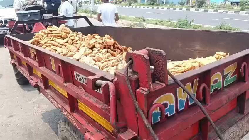 ପୁରୀ ରେ ଅସ୍ୱାସ୍ଥ୍ୟକର ପରିବେଶ ରେ ତିଆରି ହେଉଥିବା ଖଜା କୁ ଜବତ୍ କରିଛି ଖାଦ୍ୟ ସୁରକ୍ଷା ଟିମ୍ ଓ ପୋଲିସ।ଟ୍ରାକ୍ଟର ଯୋଗେ ଏଗୁଡ଼ିକୁ ନେଇ ନଷ୍ଟ କରାଯାଇଛି।