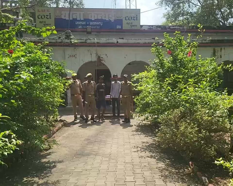 बड़ी ख़बर
*प्रतापगढ़ में 35.84 ग्राम अवैध एमडी ड्रग्स के साथ तीन तस्कर गिरफ्तार, कन्धई पुलिस को मिली बड़ी सफलता!*
प्रतापगढ़। जनपद में नशे की अवैध तस्करी के खिलाफ चलाए जा रहे अभियान में कन्धई थाना पुलिस को एक बड़ी कामयाबी हासिल हुई है। पुलिस टीम ने घेराबंदी कर 35.84 ग्राम अवैध एमडी (नशीला पदार्थ) के साथ तीन शातिर तस्करों को रंगे हाथों धर दबोचा। पकड़े गए अभियुक्तों के पास से एक चालू इलेक्ट्रॉनिक तराजू, पैकिंग की पारदर्शी पन्नियां, मोबाइल और बिना नंबर प्लेट की खुरची हुई चेसिस नंबर वाली बाइक बरामद की गई है।
📍 *मुखबिर की सूचना पर पुलिस ने झाड़ियों में की घेराबंदी*
प्राप्त विवरण के अनुसार, 16 सितंबर की रात उपनिरीक्षक अनुपम पटेल अपनी हमराह पुलिस टीम के साथ मेहदिया बाजार में संदिग्ध वाहनों व व्यक्तियों की चेकिंग कर रहे थे। इसी दौरान मुखबिर खास से सूचना मिली कि करैला बाजार की तरफ से एक बाइक पर सवार तीन युवक भारी मात्रा में नशीला पदार्थ लेकर बेचने के मकसद से आ रहे हैं।
सूचना की संवेदनशीलता को देखते हुए दीवानगंज चौकी इंचार्ज उ.नि. कैलाश यादव मय हमराह को मौके पर बुलाया गया। पुलिस टीम ने पूरेदेवजानी गांव के पास सड़क किनारे झाड़ियों में छिपकर घेराबंदी की। जैसे ही बाइक आती दिखी, पुलिस ने रोकने का प्रयास किया। इस पर तस्करों ने भागने की कोशिश की, लेकिन मुस्तैद जवानों ने घेराबंदी कर तीनों को दौड़ाकर पकड़ लिया।
क्षेत्राधिकारी (पट्टी) की मौजूदगी में हुई तलाशी
मौके पर पहुंचे क्षेत्राधिकारी (पट्टी) श्री प्रदीप सिंह की उपस्थिति में नियमानुसार ली गई जामा तलाशी के दौरान अभियुक्तों के पास से कुल 35.84 ग्राम एमडी ड्रग्स बरामद हुई:
*सचिन तिवारी उर्फ दिलावर (20 वर्ष) — निवासी पूरे भुलई, थाना कन्धई* (बरामदगी: 21.43 ग्राम एमडी, 1 इलेक्ट्रॉनिक तराजू व मोबाइल)
*सिद्धार्थ शुक्ला (19 वर्ष) — निवासी गोगलापुर, थाना कन्धई (बरामदगी: 8.23 ग्राम एमडी)*
*अश्वनी तिवारी (24 वर्ष) — निवासी तरदहा, थाना कन्धई (बरामदगी: 6.18 ग्राम एमडी)*
🌧️ धूती के जंगलों में बेचते थे ड्रग्स, बारिश की वजह से सड़कों पर निकले
कड़ाई से पूछताछ करने पर पकड़े गए अभियुक्तों ने खुलासा किया कि वे यह *नशीला पदार्थ सुधांशु तिवारी (निवासी सहसपुर, कन्धई) से खरीदकर लाते थे* और धूती के जंगलों में चोरी-छिपे बेचते थे। बारिश के चलते जंगलों में लोगों की आवाजाही कम होने के कारण वे इसे क्षेत्र में घूम-घूमकर बेचने निकले थे, तभी पुलिस के हत्थे चढ़ गए।
⚖️ कठोर कानूनी कार्रवाई
कन्धई पुलिस ने तीनों अभियुक्तों के खिलाफ भारतीय न्याय संहिता (BNS) 2023 की सुसंगत धाराओं एवं NDPS एक्ट की धारा 22(C) के तहत मामला दर्ज कर उन्हें जेल भेज दिया है। मामले की आगे की विवेचना उ.नि. सुरेश कुमार यादव को सौंपी गई है। मुख्य आपूर्तिकर्ता की तलाश में पुलिस की दबिश जारी है।