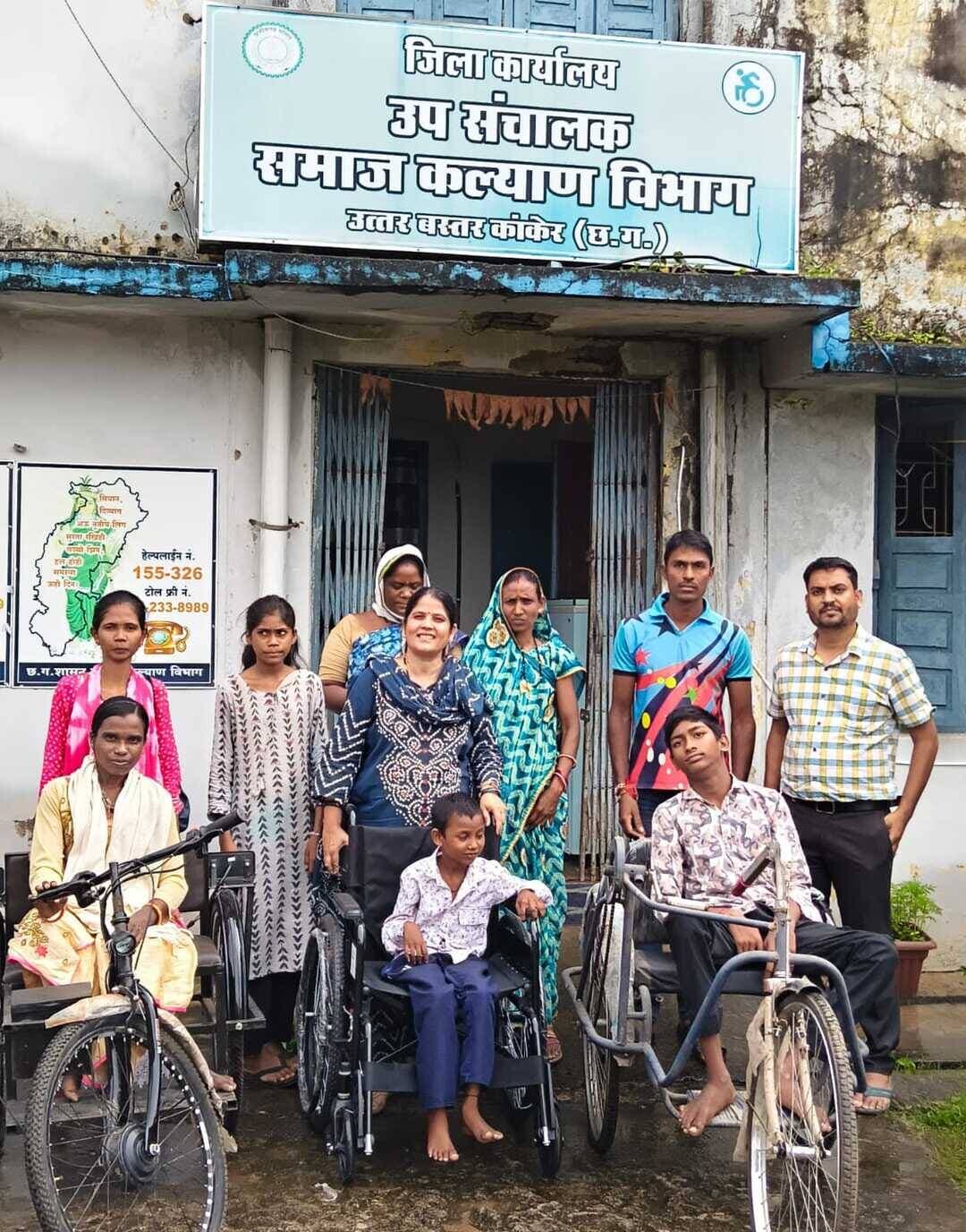 समाज कल्याण विभा ज़िला उत्तर बस्तर कांकेर के कोयलीबेड़ा, पखांजूर और बांदे जैसे दूरस्थ क्षेत्रों से आए दिव्यांगजनों को एक ही स्थान पर विभिन्न आवश्यक सेवाओं का लाभ प्रदान किया गया।
शिविर में दिव्यांगजनों के तत्काल मेडिकल प्रमाण पत्र एवं यूडीआईडी (UDID) कार्ड बनाए गए। साथ ही राशन कार्ड और बस पास से संबंधित आवश्यक जानकारी एवं मार्गदर्शन उपलब्ध कराया गया तथा पेंशन योजनाओं के लिए आवश्यक कार्यवाही भी की गई।
इस अवसर पर 6 दिव्यांगजनों को उनकी आवश्यकता अनुसार व्हीलचेयर, श्रवण यंत्र, ट्राइसाइकिल एवं बैटरी संचालित ट्राइसाइकिल का वितरण किया गया।
सुविधाएँ प्राप्त कर दिव्यांगजनों के चेहरों पर मुस्कान खिल उठी और उन्होंने जिला प्रशासन एवं समाज कल्याण विभाग के प्रति आभार व्यक्त किया।
#समाज_कल्याण_विभाग_छत्तीसगढ़ #UDID #दिव्यांगजन #कांकेर #कोयलीबेड़ा #पखांजूर #बांदे #समावेशी_विकास #सुगम_छत्तीसगढ