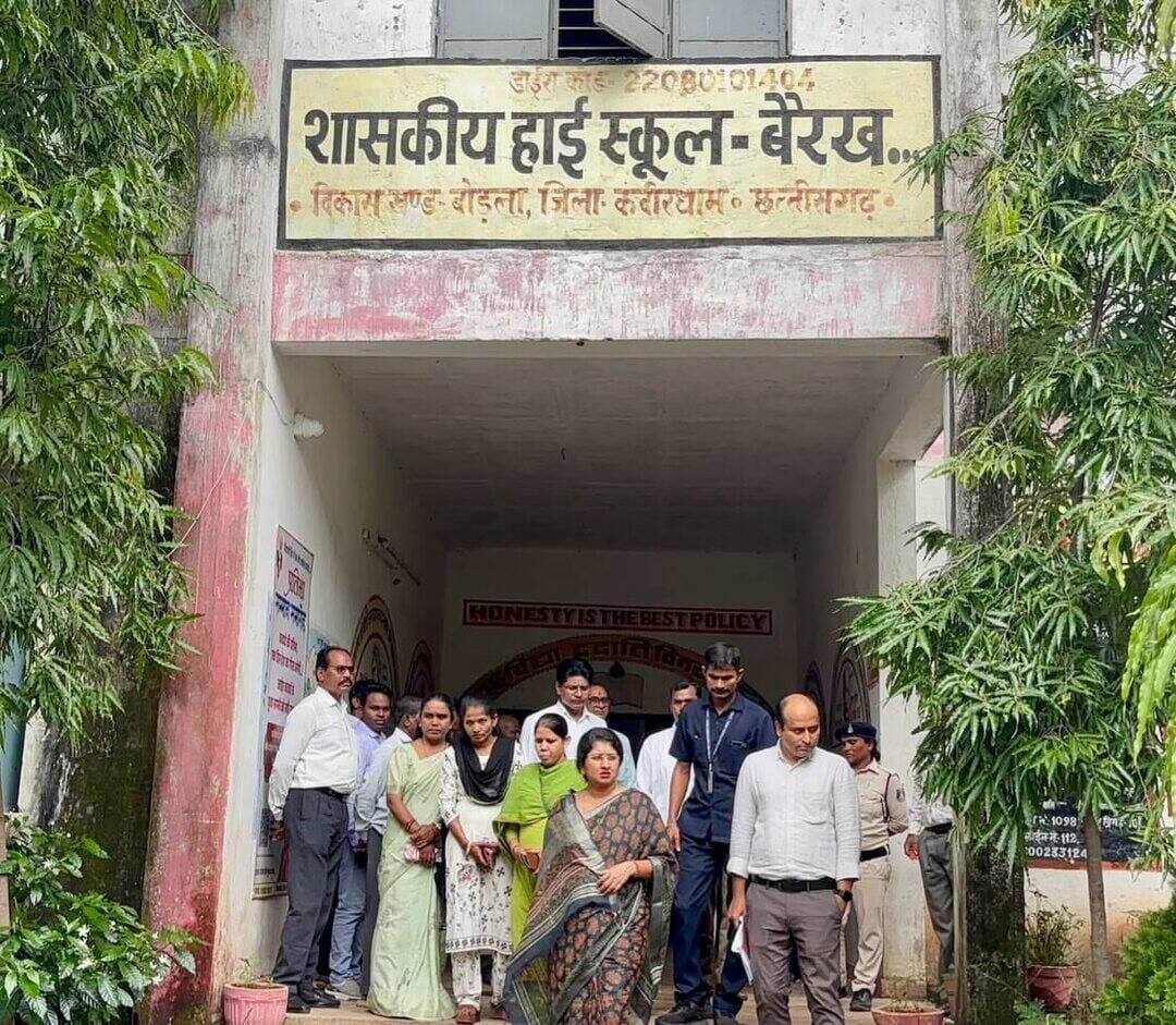 छत्तीसगढ़ राज्य बाल अधिकार संरक्षण आयोग की अध्यक्ष डॉ. वर्णिका शर्मा ने कबीरधाम में बाल चैपाल 2.0 के दौरान बच्चों से संवाद कर उनकी समस्याओं एवं सुविधाओं की जानकारी ली।
एकलव्य आवासीय विद्यालय तरेगांव में विद्यार्थियों को सेवा संकल्प अभियान की जानकारी दी तथा बाल अधिकार, शिक्षा, स्वास्थ्य एवं सुरक्षा को प्राथमिकता देने के निर्देश दिए।