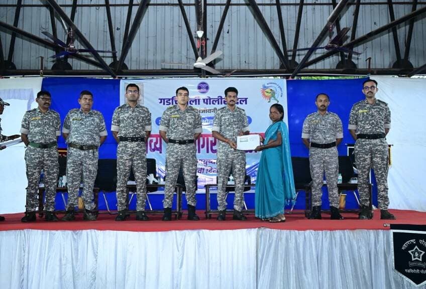 आत्मसमर्पणातून नवजीवनाकडे… ‘प्रोजेक्ट संजीवनी’ची भक्कम साथ!
गडचिरोली पोलीस दलाच्या ‘प्रोजेक्ट संजीवनी’ अंतर्गत आत्मसमर्पित माओवादी सदस्यांसाठी दि. 15 सप्टेंबर 2026 रोजी पोलीस मुख्यालय, गडचिरोली येथे तसेच दि. 17 सप्टेंबर 2026 रोजी पोलीस उप-मुख्यालय (प्राणहिता), अहेरी येथे भव्य जनजागरण मेळाव्यांचे आयोजन करण्यात आले.
मेळाव्यात विविध शासकीय पुनर्वसन योजना, रोजगार व स्वयंरोजगार, कौशल्य विकास व आरोग्य सुविधांची माहिती देण्यात आली. तसेच आधार कार्ड, ई-श्रम कार्ड, आयुष्मान भारत कार्डसह पुनर्वसन निधीचे धनादेश वितरित करण्यात आले व आरोग्य तपासणी करण्यात आली.
नवी ओळख • नवा आत्मविश्वास • सन्मानाचे नवजीवन
#gadchirolipolice #surrender #projectsanjivani #gadchirolinews
