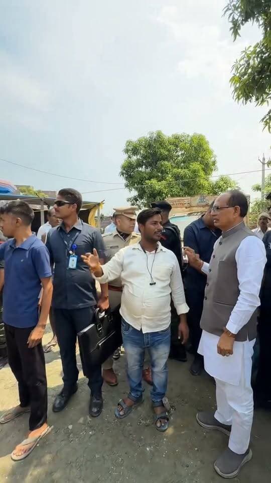 बिहार के बाढ़ प्रभावित क्षेत्रों का आज केंद्रीय कृषि एवं किसान कल्याण मंत्री श्री शिवराज सिंह चौहान ने दौरा कर किसानों से संवाद किया।
बाढ़ से केले की फसल को हुए भारी नुकसान का जायजा लिया। किसानों को भरोसा दिलाया कि नुकसान की पूरी भरपाई के लिए हरसंभव सहायता सुनिश्चित की जाएगी।
किसानों की पीड़ा हमारी पीड़ा है, संकट की इस घड़ी में सरकार पूरी मजबूती से किसानों के साथ खड़ी है। 🙏
#bihar #BiharNews #BiharFlood #reelschallenge #reelsviralシ #reelsvideo #reelsviral #reelsfbシ #reelsvideoシ #viralreelschallenge #viralvideochallenge #viralreelsシ #viralreelsfacebook #viralreels #trendingreels #trendingreelsvideo