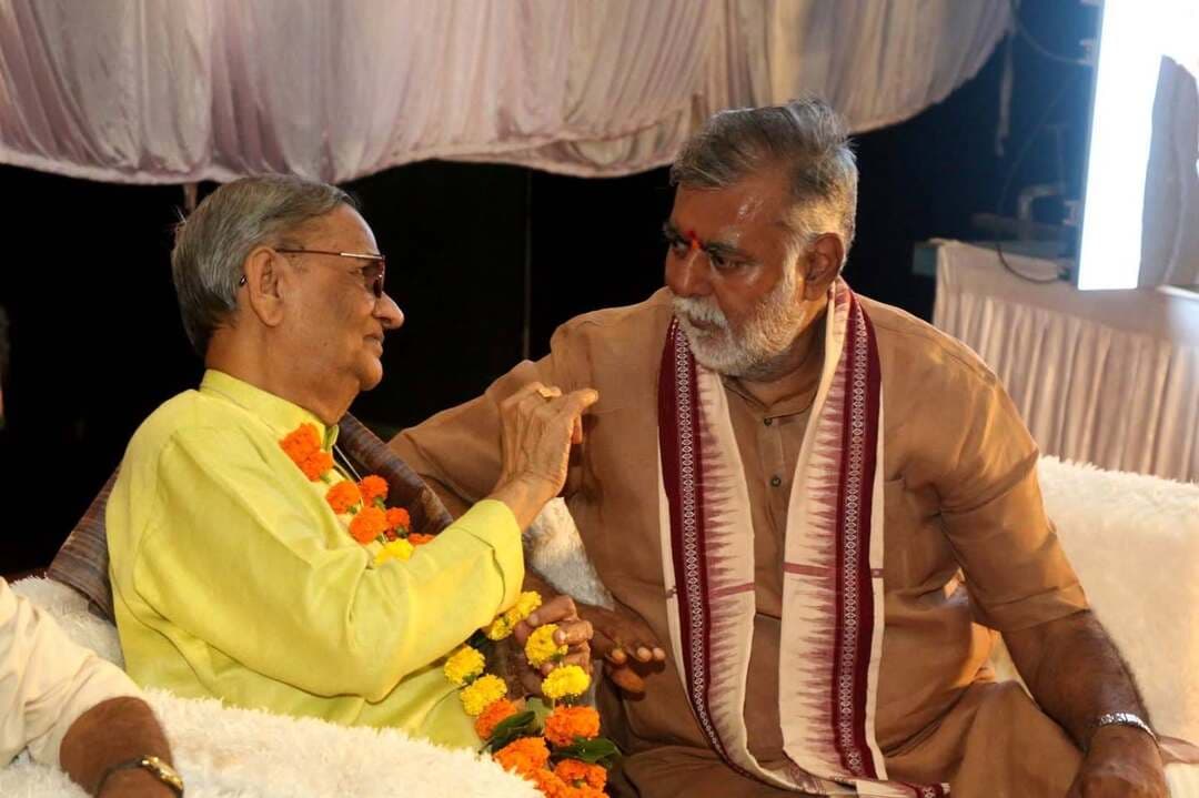 समीक्षा करने की अद्भुत सामर्थ्य और वास्तविक बौद्धिक पूंजी दमोह की माटी के पास ही विद्यमान है- पंचायत मंत्री श्री पटेल
==
अहंकारमुक्त संगठन और सत्ता ही समाज को सही दिशा दे
सकते हैं- वरिष्ठ साहित्यकार पंडित श्री दुबे
==
प्रहलाद सिंह पटेल मन, वचन और कर्म से
एक पदयात्री हैं- वरिष्ठ समीक्षक नरेंद्र दुबे
==
मानस भवन में 'परिक्रमा: कृपा सार' पुस्तक विमर्श कार्यक्रम संपन्न
==
प्रदेश के पंचायत एवं ग्रामीण विकास, श्रम मंत्री एवं वरिष्ठ साहित्यकार प्रह्लाद सिंह पटेल की कृति 'परिक्रमा: कृपा सार' पर जिला मुख्यालय स्थित मानस भवन में एक विशेष साहित्यिक विमर्श कार्यक्रम का भव्य आयोजन किया गया। मध्य प्रदेश लेखक संघ, दमोह के तत्वावधान में आयोजित इस गरिमामय कार्यक्रम में जिले के प्रबुद्ध जनों, साहित्यकारों, विचारकों और वरिष्ठ नागरिकों ने बढ़-चढ़कर भाग लिया।
इस अवसर पर प्रदेश के पंचायत एवं ग्रामीण विकास, श्रम मंत्री प्रह्लाद सिंह पटेल ने कहा किसी भी गंभीर साहित्यिक रचना की समीक्षा के लिए उच्च सामर्थ्य और योग्यता वाले समीक्षकों की आवश्यकता होती है। उन्होंने दमोह की साहित्यिक धरा को नमन करते हुए कहा, मैं दमोह में 10 वर्षों तक राजनीतिक पदों पर रहा हूँ और मैंने करीब से देखा है कि यहाँ ऐसी साहित्यिक संस्थाएँ और मूर्धन्य विद्वान हैं जिन्होंने 50-50 वर्षों तक निस्वार्थ भाव से साहित्य की सेवा की है। वास्तव में इन समर्पित साधकों को समाज और सरकार से सर्वोच्च सम्मान मिलना चाहिए था।
मंत्री श्री पटेल ने कहा कि दमोह में इस समीक्षा कार्यक्रम के आयोजन के पीछे उनका यह भाव था कि यदि उनकी पुस्तक पर निष्पक्ष समीक्षा और मार्गदर्शन प्राप्त हो, तो वह दमोह के विद्वत जनों के माध्यम से ही संभव है। उन्होंने कहा इस कृति की समीक्षा के लिए देश भर में केवल दो स्थलों का चयन किया गया पहला जयपुर और दूसरा दमोह।
उन्होंने दमोह के बौद्धिक वातावरण पर गर्व व्यक्त करते हुए कहा कि समीक्षा करने की अद्भुत सामर्थ्य और वास्तविक बौद्धिक पूंजी दमोह की माटी के पास ही विद्यमान है। कार्यक्रम में उपस्थित साहित्यकारों और प्रबुद्ध जनों ने कृति के विभिन्न पहलुओं पर विचार-विमर्श कर अपने सारगर्भित विचार प्रस्तुत किए।
वरिष्ठ साहित्यकार पंडित श्याम सुंदर दुबे ने कहा परिक्रमा' केवल एक व्यक्तिगत अनुभव या दर्शन नहीं है, बल्कि यह सबको साथ लेकर चलने वाली वैचारिक और सामाजिक दृष्टि है। उन्होंने कहा यदि संगठन या सत्ता के भीतर अहंकार का समावेश होता है, तो वह गलत दिशा की ओर अग्रसर होकर क्रूरता को जन्म देता है, संगठन और सत्ता को अहंकारमुक्त होना चाहिए, तभी वे समाज कल्याण और सेवा के मार्ग पर निष्पक्ष रूप से आगे बढ़ सकते हैं।
श्री दुबे ने कहा भारतीय दर्शन सबको साथ लेकर चलने का सन्देश देता है। एक-दूसरे की संवेदनाओं को समझना और दूसरों के मन में प्रवेश कर उनके दुख-दर्द को बांटना ही इस दर्शन का मूल आधार है।
वरिष्ठ समीक्षक नरेंद्र दुबे ने पुस्तक और लेखक के व्यक्तित्व पर अपने विचार रखते हुए कहा 'चरैवेति-चरैवेति' (निरंतर चलते रहना) का सिद्धांत प्रह्लाद सिंह पटेल के जीवन और उनकी जीवन-दृष्टि पर सटीक बैठता है। वे मन, वचन और कर्म से एक पदयात्री हैं और निरंतर चलते रहना ही उनका स्वभाव है।
श्री नरेद्र दुबे ने कहा प्रह्लाद सिंह पटेल बचपन से ही चलते आ रहे हैं। उन्होंने सामाजिक, राजनीतिक, व्यसन मुक्ति और संस्कृति मंत्री रहते हुए कई यात्राएं की हैं। जैसे गांधी जी ने साबरमती से दांडी तक यात्रा की थी, वैसे ही प्रह्लाद जी ने भी जन-जागरण और सांस्कृतिक चेतना के लिए निरंतर यात्राएं की हैं। वे जहां भी जाते हैं, उनके साथ कारवां जुड़ता चला जाता है। 'जंगल में मंगल' बना लेना और विपरीत परिस्थितियों में भी लक्ष्य पथ पर अग्रसर रहना उनके व्यक्तित्व की बड़ी विशेषता है।