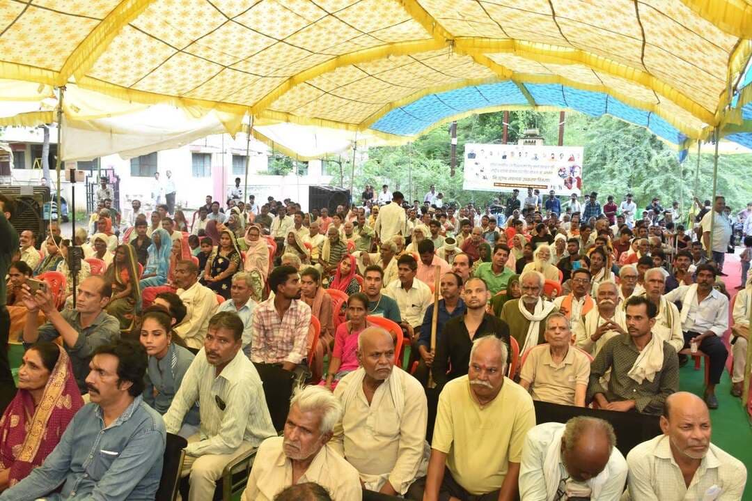 दिव्यांगजनों को आवश्यक सहायक उपकरण उपलब्ध कराकर उन्हें दैनिक जीवन में सुविधा और आत्मनिर्भरता प्रदान करने की दिशा में निरंतर कार्य किया जा रहा है- राज्यमंत्री श्री लोधी
==
शासन द्वारा दिव्यांगजनों सहित समाज के सभी वर्गों के कल्याण के लिए विभिन्न योजनाएं संचालित की जा रही हैं- राज्यमंत्री श्री पटेल
==
दिव्यांगजन समाज का अत्यंत महत्वपूर्ण अंग- पिछड़ा वर्ग आयोग अध्यक्ष डॉ. कुसमरिया
==
प्रधानमंत्री नरेंद्र मोदी जी ने मुख्यमंत्री और प्रधानमंत्री के रूप में 25 वर्षों तक निरंतर सेवा की है- सांसद श्री लोधी
==
प्रधानमंत्री के जन्मदिवस पर सामाजिक न्याय विभाग ने
लगाया विशेष शिविर- जिलाध्यक्ष श्री शिवहरे
===
दिव्यांगजनों का जीवन सुगम बनाने तथा उन्हें समाज की मुख्यधारा से जोड़ने के उद्देश्य विशेष दिव्यांगजन शिविर का आयोजन किया गया है - कलेक्टर श्री यादव
==
सेवा संकल्प अभियान के अंतर्गत दिव्यांगजनों एवं वरिष्ठजनों को कलेक्ट्रट परिसर दमोह में सहायक उपकरण वितरित
==
दमोह में 286 हितग्राहियों को 2490 सहायक उपकरणों का हुआ वितरण
==
जिला प्रशासन दमोह द्वारा एलिम्को जबलपुर एवं संबंधित विभागो के सहयोग आयोजित हुआ शिविर
==
प्रधानमंत्री श्री नरेन्द्र मोदी जी के जन्मदिवस के अवसर पर सेवा संकल्प अभियान के अंतर्गत दिव्यांगजनों एवं वरिष्ठजनों के लिए जिला स्तरीय सहायक उपकरण वितरण शिविर का आयोजन कलेक्ट्रट परिसर दमोह में किया गया। भारत सरकार द्वारा देशभर में चिन्हित 76 स्थानों पर 17 सितंबर को आयोजित किए गए सहायक उपकरण वितरण शिविरों की श्रृंखला में दमोह जिले को भी सम्मिलित किया गया।
इसी क्रम में दमोह नगरीय एवं ग्रामीण क्षेत्रों के चिन्हित कुल 286 दिव्यांगजनों एवं वरिष्ठजनों को उनकी आवश्यकता के अनुरूप सहायक उपकरण वितरित किए जा रहे हैं। जिला स्तरीय शिविर में कुल 2490 सहायक उपकरण वितरित किए जा रहे हैं। शिविर में हितग्राहियों को मोटराइज्ड ट्राइसाइकिल, ट्राइसाइकिल, व्हीलचेयर, श्रवण यंत्र, बैसाखी, एल्बो क्रच, वॉकर, वॉकिंग स्टिक, रोलरेटर, स्मार्टफोन सहित विभिन्न प्रकार के सहायक उपकरण उपलब्ध कराए जा रहे हैं।
इस अवसर पर संस्कृति, पर्यटन एवं धार्मिक न्यास एवं धर्मस्व विभाग के राज्य मंत्री (स्वतंत्र प्रभार) धर्मेंद्र सिंह लोधी, आनंद विभाग के राज्य मंत्री (स्वतंत्र प्रभार) लखन पटेल, पिछड़ा वर्ग कल्याण आयोग के अध्यक्ष डॉ. रामकृष्ण कुसमरिया, जिला पंचायत अध्यक्ष रंजीता गौरव पटेल, श्याम शिवहरे, जनपद अध्यक्ष प्रीति कमल ठाकुर, कलेक्टर प्रताप नारायण यादव, जिला पंचायत सीईओ प्रवीण फुलपगारे उपस्थित रहे। जनप्रतिनिधियों ने शिविर में दिव्यांगजनों एवं वरिष्ठजनों को उनकी आवश्यकता के अनुरूप सहायक उपकरण वितरित किए।
दिव्यांगजनों को आवश्यक सहायक उपकरण उपलब्ध कराकर उन्हें दैनिक जीवन में सुविधा और आत्मनिर्भरता प्रदान करने की दिशा में निरंतर कार्य किया जा रहा है। विधानसभा स्तर पर आयोजित शिविरों के माध्यम से पात्र दिव्यांगजनों तक योजनाओं का लाभ पहुंचाया जा रहा है, इस आशय के विचार संस्कृति, पर्यटन एवं धार्मिक न्यास एवं धर्मस्व विभाग के राज्य मंत्री (स्वतंत्र प्रभार) धर्मेंद्र सिंह लोधी ने सेवा संकल्प अभियान के अंतर्गत कलेक्ट्रेट परिसर में दिव्यांगजनों एवं वरिष्ठजनों के लिए आयोजित जिला स्तरीय सहायक उपकरण वितरण शिविर में व्यक्त किए।
राज्यमंत्री श्री लोधी ने प्रधानमंत्री नरेंद्र मोदी के मुख्यमंत्री और प्रधानमंत्री के रूप में 25 वर्षों के सुशासन के कार्यकाल को प्रेरणादायी बताते हुए नागरिकों से सेवा और जनकल्याण के कार्यों में सहभागी बनने की अपील की गई। उन्होने नागरिकों से कहा कि शाम को दीप प्रज्वलित कर प्रधानमंत्री के दीर्घायु होने की कामना करें तथा भारत को विकसित राष्ट्र बनाने के संकल्प में अपनी सहभागिता सुनिश्चित करें।
प्रदेश के आनंद विभाग राज्यमंत्री (स्वतंत्र प्रभार) लखन पटेल ने कहा शासन द्वारा दिव्यांगजनों सहित समाज के सभी वर्गों के कल्याण के लिए विभिन्न योजनाएं संचालित की जा रही हैं। सहायक उपकरण वितरण शिविरों का आयोजन केवल जिला मुख्यालय तक सीमित नहीं रहेगा, बल्कि जिले के विभिन्न विकासखंडों में भी ऐसे शिविर आयोजित कर पात्र दिव्यांगजनों को लाभान्वित किया जाएगा।
राज्यमंत्री श्री पटेल ने कहा 17 सितंबर से 17 अक्टूबर तक सेवा संकल्प अभियान के रूप में विभिन्न सेवा एवं जनकल्याणकारी गतिविधियां आयोजित की जा रही हैं। अभियान का उद्देश्य शासन की जनकल्याणकारी योजनाओं और सेवाओं का लाभ समाज के अंतिम व्यक्ति तक पहुंचाना है, उन्होने प्रधानमंत्री नरेंद्र मोदी जी को जन्मदिवस की शुभकामनाएं देते हुए उनके स्वस्थ, दीर्घायु एवं यशस्वी जीवन की ईश्वर से प्रार्थना की।
पिछड़ा वर्ग कल्याण आयोग के अध्यक्ष डॉ. रामकृष्ण कुसमरिया ने कहा दिव्यांगजन समाज का अत्यंत महत्वपूर्ण अंग हैं। आवश्यक उपकरण, प्रोत्साहन एवं सहयोग उपलब्ध कराकर उन्हें सक्रिय एवं आत्मनिर्भर बनाया जा सकता है। इससे उनके मन की पीड़ा और झिझक दूर होगी तथा वे समाज और राष्ट्र के निर्माण एवं सेवा कार्यों में सक्रिय रूप से योगदान दे सकेंगे।
डॉ. कुसमरिया ने कहा सेवा संकल्प पखवाड़े के अंतर्गत लगातार एक माह तक विभिन्न प्रकार के जनसेवा एवं कल्याणकारी कार्यक्रम आयोजित किए जाएंगे। इन कार्यक्रमों के माध्यम से समाज के अंतिम पंक्ति के व्यक्ति तक आवश्यक सहायता, सुविधाएं एवं कल्याणकारी योजनाओं का लाभ पहुंचाने का प्रयास किया जाएगा। उन्होने कहा जनकल्याणकारी गतिविधियों का उद्देश्य जरूरतमंद वर्गों को शासन की योजनाओं से जोड़ना तथा उन्हें सम्मानजनक और आत्मनिर्भर जीवन के लिए आवश्यक सहयोग उपलब्ध कराना है।
सांसद राहुल सिंह लोधी ने कहा प्रधानमंत्री नरेंद्र मोदी जी ने मुख्यमंत्री और प्रधानमंत्री के रूप में 25 वर्षों तक निरंतर सेवा की है। उनके जन्मदिवस के अवसर पर दिव्यांगजन एवं वरिष्ठजनों के लिए सहायक उपकरण वितरण शिविर का आयोजन किया गया है। उन्होंने कहा शिविर में 286 दिव्यांगजनों को सहायक उपकरण वितरित किए गए।
भाजपा जिलाध्यक्ष श्याम शिवहरे ने कहा प्रधानमंत्री नरेंद्र मोदी के जन्मदिवस के अवसर पर दमोह में सेवा संकल्प अभियान के अंतर्गत विशेष दिव्यांगजन शिविर आयोजित किया गया। सामाजिक न्याय एवं दिव्यांगजन सशक्तिकरण विभाग द्वारा आयोजित शिविर में जनप्रतिनिधियों ने सम्मिलित होकर दिव्यांगजनों को सहायक उपकरणों का वितरण किया।
कलेक्टर प्रताप नारायण यादव ने कहा समाज में सेवा भाव को जागृत करने, दिव्यांगजनों का जीवन सुगम बनाने तथा उन्हें समाज की मुख्यधारा से जोड़ने के उद्देश्य से जिला प्रशासन द्वारा विशेष दिव्यांगजन शिविर का आयोजन किया गया है, उन्होने कहा जिला प्रशासन द्वारा एलिम्को कंपनी के सहयोग से जिले के प्रत्येक विकासखंड में परीक्षण शिविर आयोजित किए गए । इन शिविरों के माध्यम से पूरे जिले में 971 दिव्यांगजनों को चिह्नांकित किया गया था।
कलेक्टर श्री यादव ने कहा शिविर के दौरान तत्काल उपलब्ध उपकरण वितरित किए गए। जबकि कस्टम/विशेष रूप से निर्मित होने वाले उपकरणों का वितरण भी किया गया। आज दमोह विकासखंड के 286 दिव्यांगजनों को कृत्रिम अंग एवं सहायक उपकरण प्रदान कर लाभान्वित किया गया। प्रशासन का संकल्प है कि जिले का कोई भी दिव्यांगजन शासकीय योजनाओं के लाभ से वंचित न रहे और पारदर्शी तरीके से उनके नजदीकी स्थान पर सुविधाएं उपलब्ध कराई जाएं।
