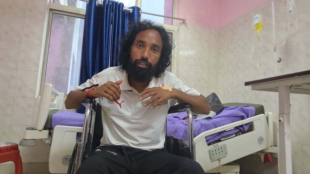 पांच दिन बाद सदर अस्पताल से डिस्चार्ज हुए देवेंद्र नाथ महतो, बोले- शरीर थक चुका है, लेकिन छात्रों की लड़ाई कमजोर नहीं होगी
रांची: JPSC-JSSC में निष्पक्ष और पारदर्शी भर्ती व्यवस्था की मांग को लेकर आंदोलन कर रहे देवेंद्र नाथ महतो को पांच दिन बाद सदर अस्पताल, रांची से डिस्चार्ज कर दिया गया। स्वास्थ्य में कमजोरी के कारण उन्हें 13 सितंबर को अस्पताल में भर्ती कराया गया था। चिकित्सकीय निगरानी और उपचार के बाद 17 सितंबर को उन्हें अस्पताल से छुट्टी मिली।
अस्पताल से डिस्चार्ज होने के बाद देवेंद्र नाथ महतो ने कहा कि अभी भी उनके शरीर में काफी कमजोरी है। डॉक्टरों ने उन्हें पर्याप्त आराम, नियमित उपचार और संतुलित खान-पान की सलाह दी है। उन्होंने बताया कि फिलहाल वे हल्का भोजन ले रहे हैं और पाचन संबंधी परेशानी के कारण खान-पान में विशेष सावधानी बरत रहे हैं।
देवेंद्र नाथ महतो ने कहा कि लंबे समय से छात्रों और अभ्यर्थियों के भविष्य तथा निष्पक्ष भर्ती व्यवस्था की मांग को लेकर संघर्ष करते हुए उनका शरीर थक चुका है। हालांकि उन्होंने कहा कि स्वास्थ्य खराब होने के बावजूद छात्रों और अभ्यर्थियों के अधिकार की लड़ाई कमजोर नहीं पड़नी चाहिए।
उन्होंने छात्रों और अभ्यर्थियों से लोकतांत्रिक एवं शांतिपूर्ण तरीके से अपनी मांगों को लेकर संघर्ष जारी रखने की अपील की। साथ ही कहा कि भर्ती व्यवस्था में पारदर्शिता और निष्पक्षता के लिए आगे भी आवश्यक कदम उठाए जाएंगे।
देवेंद्र नाथ महतो ने अपने स्वास्थ्य के लिए प्रार्थना और शुभकामनाएं देने वाले छात्रों, अभ्यर्थियों, युवाओं और सभी शुभचिंतकों का आभार जताया।
#DevendraNathMahato #JPSC #JSSC #JPSCJSSC #Recruitment #JharkhandNews #RanchiNews #StudentProtest #YouthNews #JharkhandStudents #LatestNews #BreakingNews #ViralNews #TrendingNews #LoktantraBharat
