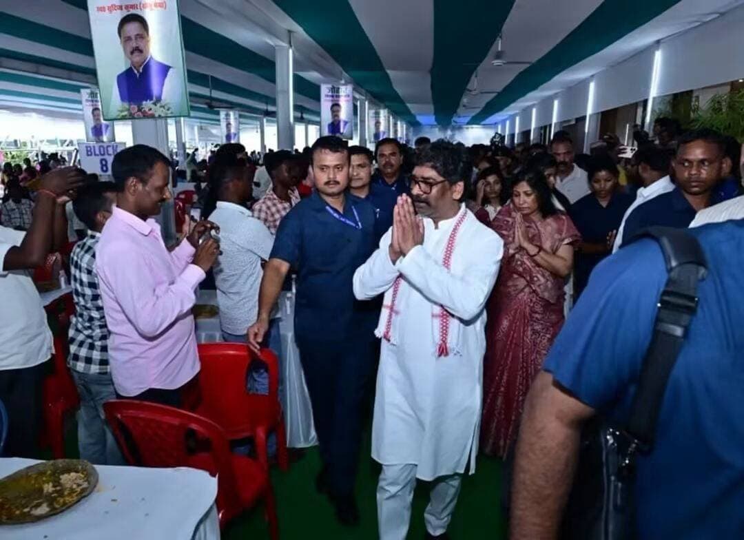 गिरिडीह में झारखंड सरकार के पूर्व मंत्री और झामुमो के वरिष्ठ नेता स्वर्गीय सोनू भैया के द्वादशकर्म में मुख्यमंत्री हेमंत सोरेन शामिल हुए। उन्होंने दिवंगत सोनू भैया को पुष्प अर्पित कर भावभीनी श्रद्धांजलि दी।
मुख्यमंत्री ने कहा कि स्वर्गीय सोनू भैया ने अपना पूरा जीवन झारखंड और झामुमो के लिए समर्पित किया। झारखंडियत के प्रति उनका समर्पण, संघर्ष और संगठन के प्रति उनकी निष्ठा हमेशा याद की जाएगी।
हेमंत सोरेन ने कहा कि सोनू भैया आज हमारे बीच सशरीर मौजूद नहीं हैं, लेकिन उनकी स्मृतियां और विचार हमेशा लोगों के बीच जीवित रहेंगे। उन्होंने कहा कि झामुमो परिवार स्वर्गीय सोनू भैया के परिजनों के साथ मजबूती से खड़ा रहेगा।
#SonuBhaiya #HemantSoren #JMM #Giridih #Jharkhand #JharkhandNews #LoktantraBharat