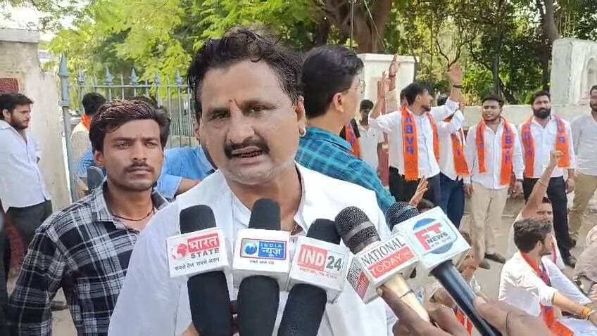 रायबरेली में ABVP के समर्थन में उतरें बीजेपी नेता पुष्पेंद्र सिह
Manoj Pandey Akhilesh Yadav Yogi Adityanath Samajwadi Party