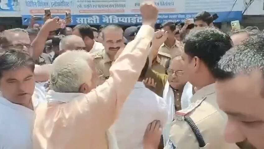 रीवा: सेमरिया विधायक अभय मिश्रा सिरमौर चौराहा से हुए गिरप्तार
सिरमौर चौराहे पर न्याय की आवाज उठाने पहुंचे सेमरिया विधायक अभय मिश्रा को रीवा पुलिस ने गिरफ्तार कर लिया कल्पना मिश्रा के पिता रामशिरोमणि मिश्रा पिछले 15 दिनों से न्याय की मांग को लेकर आमरण अनशन पर बैठे थे। कल पुलिस उन्हें धरना स्थल से अस्पताल ले गई, और अब इसी मामले में विधायक जी भी पुलिस की मेहमाननवाजी में पहुंच गए! अब सवाल ये है कि न्याय की फाइल कब खुलेगी या फिर गिरफ्तारी और अस्पताल के चक्कर में ही मामला चलता रहेगा?
#रीवा #अभय_मिश्रा #कल्पना_मिश्रा #न्याय_की_मांग
