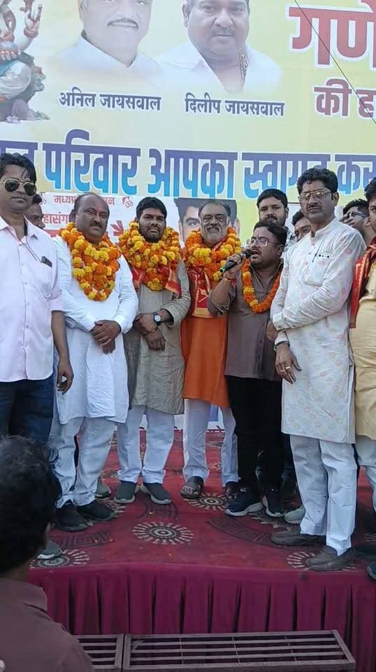 परशुराम कल्याण बोर्ड ने निकाली शंखनाद वाहन रैली
सतना। परशुराम कल्याण बोर्ड एवं समस्त ब्राह्मण समाज तथा सामाजिक संगठनों के संयुक्त तत्वावधान में 17 सितंबर को
विशाल शंखनाद वाहन रैली का आयोजन किया गया। रैली में बड़ी संख्या में लोग शामिल हुए। बताया गया है कि रैली होटल रिवर व्यू,
बाईपास से प्रारंभ हुई और बाईपास से होते हुए स्टेशन रोड के रास्ते धवारी स्थित भगवान परशुराम मंदिर पहुंची, जहां रैली का समापन किया गया। रैली का मुख्य उद्देश्य समाज को जागरूक करना तथा परशुराम कल्याण बोर्ड द्वारा संचालित विभिन्न योजनाओं एवं समाजहित में किए जा रहे कार्यों की जानकारी आमजन तक पहुंचाना रहा है। इसके साथ ही समाज को संगठित एवं जागरूक करने का संदेश भी रैली के माध्यम से दिया गया। इस अवसर पर बड़ी संख्या में लोग उपस्थित रहे।
