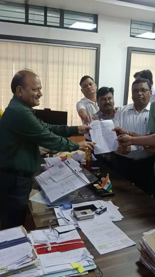 सतना स्वामित्व अधिकार अभिलेख निष्पादर एवं पंजीयन 2026 की विधिक और व्यवहारिक कठिनाइयों को दूर करने के संबंध में जिले के तहसीलदारों ने दिया अपर कलेक्टर विकास सिंह को ज्ञापन