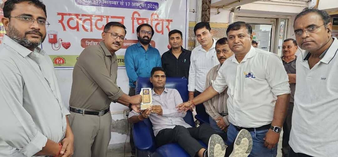 जिलेभर में रक्तदान शिविर, कलक्टर ने किया शुभारंभ : जालोर। ‘विकसित भारत-जन सेवा अभियान’ के तहत गुरुवार को जिले के विभिन्न चिकित्सा संस्थानों में रक्तदान शिविर आयोजित किए गए।
जिला अस्पताल जालोर में जिला कलक्टर डॉ. प्रदीप के. गावंडे ने फीता काटकर शिविर का शुभारंभ किया। कलक्टर ने रक्तदाताओं का उत्साहवर्धन करते हुए स्वैच्छिक रक्तदान को मानव सेवा का महत्वपूर्ण माध्यम बताया। शिविर में अधिकारियों, कार्मिकों, युवाओं, स्वयंसेवी संगठनों व आमजन ने उत्साह से रक्तदान किया।
अभियान के तहत 17 अक्टूबर तक रक्तदान के साथ विभिन्न जनजागरूकता एवं जनकल्याणकारी गतिविधियां आयोजित होंगी।