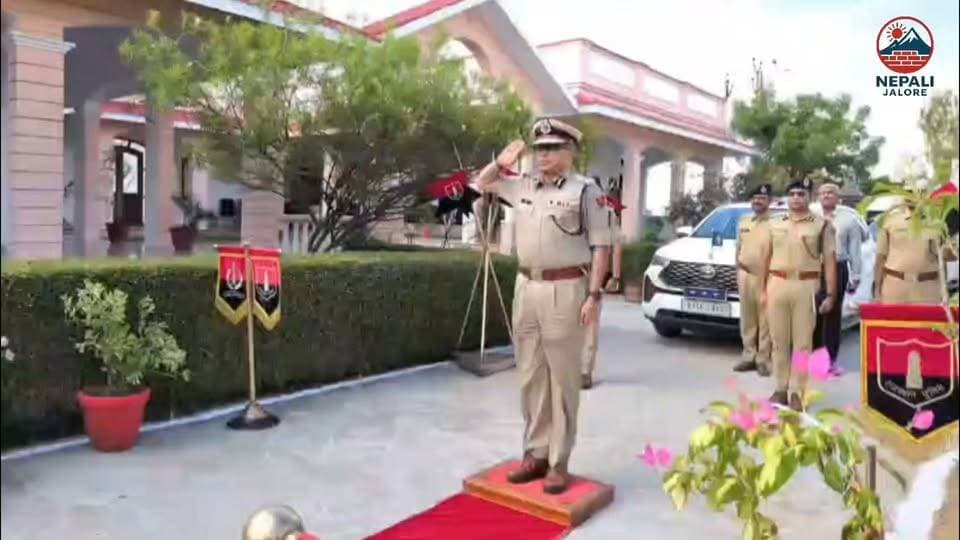 राजस्थान पुलिस महानिदेशक (DGP) राजीव शर्मा जालोर पहुंचे, पुलिस लाइन स्थित भवन में पुलिस अधिकारियों के साथ कानून व्यवस्था की कर रहे हैं समीक्षा।