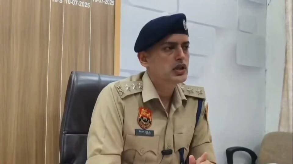 यमुनानगर में 264 ग्राम हेरोइन के साथ आरोपी अर्जुन उर्फ खुजली गिरफ्तार, पहले से दर्ज हैं नशा तस्करी के 3 मामले,
#highlight #trendingpost #follower #यमुनानगर #हेरोइन #नशातस्करी #नशाविरोधीअभियान #पुलिसकार्रवाई #गिरफ्तारी #एंटी_नारकोटिक्स_सेल #हरियाणा_पुलिस #क्राइम_न्यूज #Yamunanagar #HaryanaPolice #DrugFreeHaryana #BreakingNews