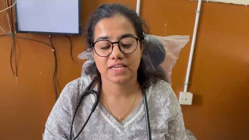 *-युवा चिकित्सक के रूप में डॉ. लक्षिता ने संभाला मोर्चा, क्षेत्रीय अस्पताल में शुरू की एमडी सेवाएं*
*-गृह जिला के मरीजों की सेवा के लिए आगे आईं युवा एमडी डॉ. लक्षिता*
*-आईजीएमसी शिमला से एमडी की पढ़ाई पूरी करने के बाद*
*-बिलासपुर में शुरू किया सेवा का सफर, भराड़ी पीएचसी में भी दे चुकी हैं सेवाएं*
क्षेत्रीय अस्पताल बिलासपुर में अब एक युवा चिकित्सक अपनी विशेषज्ञ सेवाओं के माध्यम से मरीजों को बेहतर स्वास्थ्य सुविधा देने में जुट गई हैं। युवा एमडी चिकित्सक डॉ. लक्षिता ने क्षेत्रीय अस्पताल बिलासपुर में कार्यभार संभाल लिया है। वीरवार को कार्यभार संभालने के बाद उन्होंने ओपीडी में मरीजों को देखना भी शुरू कर दिया। डॉ. लक्षिता ने शिमला स्थित आईजीएमसी से एमडी की पढ़ाई पूरी की है। विशेषज्ञ चिकित्सक के रूप में पढ़ाई पूरी करने के बाद उन्होंने स्वास्थ्य विभाग में सेवाएं जारी रखते हुए अब अपने गृह जिला बिलासपुर में सेवा देने का अवसर हासिल किया है। इससे पहले वह बिलासपुर जिला के भराड़ी पीएचसी में चिकित्सक के रूप में अपनी सेवाएं दे रही थीं। आपको बता दे कि आईजीएमसी जैसे प्रतिष्ठित संस्थान से एमडी की पढ़ाई पूरी करने के बाद डॉ. लक्षिता ने अपने गृह जिला में ही मरीजों की सेवा का रास्ता चुना है। क्षेत्रीय अस्पताल में कार्यभार संभालने के साथ ही उन्होंने ओपीडी में मरीजों की जांच शुरू कर दी है। युवा चिकित्सक के अस्पताल में आने से मरीजों को विशेषज्ञ चिकित्सा सेवाएं उपलब्ध होने के साथ अस्पताल की स्वास्थ्य व्यवस्था को भी मजबूती मिलेगी।
गौरतलब है कि क्षेत्रीय अस्पताल बिलासपुर में इससे पहले मात्र एक एमडी चिकित्सक सेवाएं दे रहे थे। ऐसे में उनके अवकाश पर जाने की स्थिति में एमडी स्तर की सेवाएं प्रभावित होती थीं। अब डॉ. लक्षिता के अस्पताल में सेवाएं शुरू करने से यह समस्या काफी हद तक कम होगी। मरीजों को अस्पताल में ही विशेषज्ञ चिकित्सक की सुविधा मिल सकेगी। डॉ. लक्षिता के कार्यभार संभालने से क्षेत्रीय अस्पताल में युवा चिकित्सक के रूप में एक नई शुरुआत हुई है। वहीं, अपने ही जिला में विशेषज्ञ चिकित्सक के तौर पर सेवाएं देने से स्थानीय मरीजों को भी इसका सीधा लाभ मिलने की उम्मीद है।
