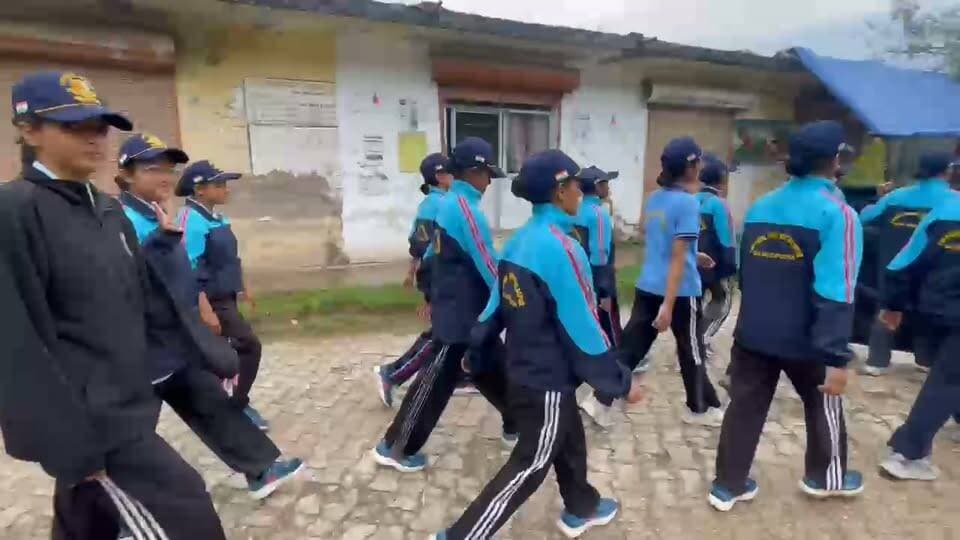 मौसम की चुनौती के बीच कैडेट्स ने दिखाया साहस, 38 किमी की सेलिंग पूरी
गोबिंद सागर झील में चल रहे ‘संकल्प एक्सपीडिशन-2026’ के दसवें दिन एनसीसी कैडेट्स ने खराब मौसम के बीच साहस और अनुशासन का परिचय देते हुए अभियान को आगे बढ़ाया। तेज हवाओं, बारिश और आंधी के बावजूद कैडेट्स ने करीब 38 किलोमीटर की सेलिंग पूरी की।
अभियान के तहत कैडेट्स ने जकातखाना से ज्योरिपत्तन तक रूट मार्च किया। इसके बाद ज्योरिपत्तन से गंभर पुल होते हुए बिलासपुर तक नौकायन किया गया। इस दौरान कैडेट्स ने विपरीत परिस्थितियों में टीमवर्क और धैर्य के साथ लक्ष्य की ओर बढ़ने का अनुभव हासिल किया।
जकातखाना में कैडेट्स ने स्थानीय लोगों और बच्चों को ‘टीबी मुक्त भारत’ अभियान के प्रति जागरूक किया तथा बीमारी के लक्षण, जांच और उपचार की जानकारी दी।
कमांडिंग ऑफिसर कमांडर सज्जन कुमार ने कहा कि चुनौतीपूर्ण मौसम ने कैडेट्स को कठिन परिस्थितियों में संयम और साहस के साथ आगे बढ़ना सिखाया। उन्होंने महिला कैडेट्स के उत्साह की भी सराहना की।
अभियान का समापन कल लुहणू घाट पर फ्लैग-इन सेरेमनी के साथ होगा। इसके बाद बहुउद्देशीय सांस्कृतिक भवन में सांस्कृतिक कार्यक्रम और पुरस्कार वितरण समारोह आयोजित किया जाएगा।