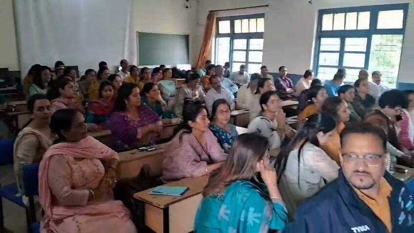 *निपुण भारत मिशन के लक्ष्यों को हासिल करने में शिक्षक की भूमिका महत्वपूर्ण: हरि राम चंदेल राजकीय वरिष्ठ माध्यमिक बालिका विद्यालय सोलन में तीन दिवसीय निपुण भारत क्षमता निर्माण कार्यशाला का समापन
शिक्षा खंड सोलन द्वारा प्रथम एजुकेशन फाउंडेशन के संयुक्त तत्वावधान एवं विशेष सहयोग से राजकीय कन्या वरिष्ठ माध्यमिक विद्यालय सोलन में आयोजित तीन दिवसीय निपुण भारत क्षमता निर्माण कार्यशाला का सफलतापूर्वक समापन हुआ। कार्यशाला में जेबीटी शिक्षकों को बुनियादी साक्षरता एवं संख्या ज्ञान (एफएलएन,की टीएलएन तथा गतिविधि-आधारित शिक्षण के प्रभावी प्रयोग का व्यावहारिक प्रशिक्षण प्रदान किया गया।
समापन दिवस पर प्रथम संस्था की मुख्य संदर्भ व्यक्तियों केआरपीएस नेहा एवं दीक्षा तथा वरिष्ठ सीआईएम रशिमा बड़ोत्रा ने शिक्षकों को विभिन्न गतिविधियों के माध्यम से एफ एलएन दक्षताओं को विकसित करने के प्रभावी तरीकों से अवगत करवाया।
प्रशिक्षण के प्रथम सत्र में कक्षा 1 एवं 2 के लिए निर्धारित ‘गणित निपुण लक्ष्य चार्ट’ का विस्तृत विश्लेषण किया गया। संख्या पहचान, प्रारंभिक गणना, मूलभूत गणितीय संक्रियाओं तथा ज्यामितीय आकृतियों की समझ विकसित करने के लिए विभिन्न कक्षा-कक्ष गतिविधियों पर चर्चा की गई।
दोपहर बाद के सत्र में शिक्षकों को शिक्षण-अधिगम सामग्री ( टीएलएम) के रचनात्मक उपयोग तथा गतिविधि-आधारित शिक्षण का प्रत्यक्ष अभ्यास करवाया गया। प्रशिक्षण का मुख्य उद्देश्य बच्चों के लिए कक्षा-कक्ष को अधिक बाल-केंद्रित, आनंददायक एवं सहभागितापूर्ण बनाना रहा।
समापन अवसर पर खंड प्रारंभिक शिक्षा अधिकारी (बीपीईओ) हरि राम चंदेल ने शिक्षकों को संबोधित करते हुए कहा कि निपुण भारत मिशन की सफलता का आधार प्रशिक्षण के बाद उसका प्रभावी क्रियान्वयन है। उन्होंने कहा कि:
«“प्रशिक्षण में सीखी गई गतिविधियों को केवल प्रशिक्षण तक सीमित न रखें, बल्कि उन्हें नियमित कक्षा-कक्ष शिक्षण का हिस्सा बनाएं। शिक्षक मार्गदर्शिका तथा 24 घटकों वाले ‘वंडर बॉक्स’ का दैनिक पाठ योजनाओं में प्रभावी एवं अनिवार्य उपयोग सुनिश्चित किया जाना चाहिए, ताकि प्रत्येक बच्चा अपेक्षित जब एफ एल एन दक्षताओं को प्राप्त कर सके।
उन्होंने सभी शिक्षकों से प्रशिक्षण के दौरान सीखी गई गतिविधियों को अपनी कक्षाओं में नियमित रूप से लागू करने तथा बच्चों की सीखने की प्रगति पर निरंतर ध्यान देने का आह्वान किया।
कार्यशाला के सफल आयोजन पर उपस्थित शिक्षकों ने प्रशिक्षण को उपयोगी एवं व्यावहारिक बताते हुए कहा कि टीएलएम एवं गतिविधि-आधारित शिक्षण से बच्चों को अवधारणाओं को सरल एवं आनंददायक तरीके से समझाने में सहायता मिलेगी।
इस अवसर पर शिक्षा खंड सोलन के संबंधित अधिकारी, संदर्भ व्यक्ति एवं जेबीटी शिक्षक उपस्थित रहे।