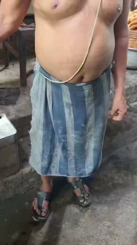 ସାବଧାନ ପର୍ଯ୍ୟଟକ ଓ ଗ୍ରାହକ।
ପୁରୀରେ ଅସ୍ୱାସ୍ଥ୍ୟକର ପରିବେଶରେ ତିଆରି ହେଉଛି ଲୋଭନୀୟ ଦେଖା ଯାଉଥିବା ପୁରୀ ଖଜା। କିଣିବା ଓ ଖାଇବା ପୂର୍ବରୁ ଦେଖି ନିଅନ୍ତୁ ଏହି ଭିଡ଼ିଓ।