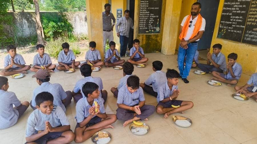 प्रधानमंत्री श्री नरेंद्र मोदी जी के सार्वजनिक जीवन में सेवा के 25 वर्ष पूर्ण होने के उपलक्ष्य में बलौदाबाजार-भाटापारा जिले के विभिन्न विद्यालयों में न्योता भोज का आयोजन किया गया। इस अवसर पर विद्यार्थियों को पौष्टिक भोजन कराया गया और उनके साथ खुशियाँ साझा की गईं।
#सेवा_संकल्प_अभियान #SevaSankalpAbhiyan #SevaSankalp #JanSeva #JanBhagidari ViksitChhattisgarh SevaSeVikas
SevaSankalpBB
@tankramvermabjp