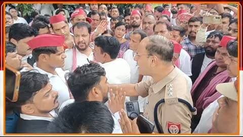 रायबरेली: सदस्यता अभियान को लेकर समाजवादी छात्र सभा और एबीवीपी कार्यकर्ता आमने-सामने आ गए, जिससे कॉलेज परिसर में तनाव का माहौल बन गया।
सपा छात्रसभा कार्यकर्ताओं और पुलिस के बीच तीखी बहस हुई, जबकि एबीवीपी ने अभद्रता का आरोप लगाते हुए कॉलेज गेट और सड़क पर धरना शुरू कर दिया।
मौके पर सीओ आशीष निगम, सिटी मजिस्ट्रेट राम अवतार और एसडीएम सदर गौतम सिंह पहुंचकर स्थिति को संभाला।
#voicebharat24 #reelsvideoシ #reelsviralシ #रायबरेली #RaebareliPolice समाजवादी samajwadipartyofficial samajwadipartyuttarpradesh
