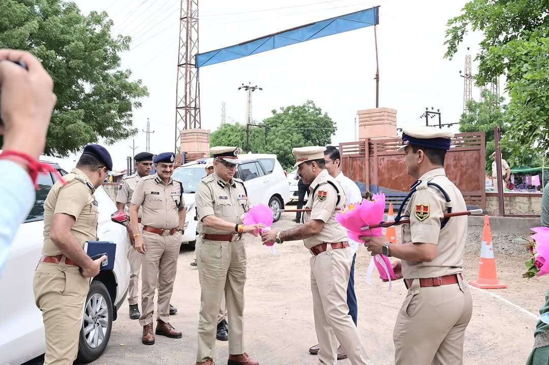#बालोतरा: पुलिस महानिदेशक राजस्थान ने किया बालोतरा जिले का दौरा।
पुलिस थाना सिणधरी का निरीक्षण कर पुलिसकर्मियों से किया संवाद।
कानून-व्यवस्था, जनसंपर्क एवं बीट व्यवस्था को और अधिक प्रभावी बनाने के दिए निर्देश।
पुलिस अधीक्षक जिला बालोतरा श्री राजेश कुमार काॅवत आईपीएस ने बताया कि श्रीमान पुलिस महानिदेशक राजस्थान, श्री राजीव कुमार शर्मा आईपीएस ने दिनांक 17 सितम्बर 2026 को बालोतरा जिले का दौरा कर पुलिस थाना सिणधरी का निरीक्षण किया।
पुलिस थाना सिणधरी का निरीक्षणः- निरीक्षण के दौरान श्रीमान पुलिस महानिदेशक ने थाना परिसर की व्यवस्थाओं का अवलोकन कर आवश्यक दिशा-निर्देश दिए।
श्री राजीव शर्मा ने पुलिस अधिकारियों एवं कार्मिकों से संवाद करते हुए आमजन के साथ नियमित संवाद बनाए रखने, प्राप्त परिवेदनाओं का त्वरित एवं संवेदनशील निस्तारण सुनिश्चित करने तथा जनविश्वास को और अधिक सुदृढ़ करने पर बल दिया।
उन्होंने बीट व्यवस्था को प्रभावी एवं सक्रिय बनाए रखने के निर्देश देते हुए कहा कि प्रत्येक बीट अधिकारी के पास अपने क्षेत्र के नागरिकों के संपर्क नंबर उपलब्ध हों तथा आमजन के पास भी संबंधित बीट अधिकारी का संपर्क नंबर होना सुनिश्चित किया जाए, जिससे आवश्यकता पड़ने पर तत्काल पुलिस सहायता उपलब्ध हो सके।
पुलिस महानिदेशक ने मादक पदार्थों की रोकथाम को सर्वोच्च प्राथमिकता देते हुए नशे के अवैध कारोबार में संलिप्त व्यक्तियों के विरुद्ध कठोर एवं प्रभावी कार्यवाही करने तथा ऐसे अपराधों पर प्रभावी अंकुश लगाने के निर्देश दिए।
साइबर अपराधों की रोकथाम पर विशेष जोर देते हुए उन्होंने आमजन को साइबर सुरक्षा के प्रति अधिकाधिक जागरूक करने, राजस्थान पुलिस के आधिकारिक सोशल मीडिया प्लेटफॉर्म से जुड़ने के लिए प्रेरित करने तथा सोशल मीडिया के माध्यम से साइबर सुरक्षा, महिला सुरक्षा, नशे के दुष्प्रभाव एवं अन्य जनहितकारी विषयों का व्यापक प्रचार-प्रसार सुनिश्चित करने के निर्देश दिए।
इस दौरान श्री सत्येन्द्र सिंह आईपीएस, महानिरीक्षक पुलिस रेंज जोधपुर, श्री कुंवर राष्ट्रदीप आईपीएस, उप महानिरीक्षक, श्री सुशील कुमार, जिला कलेेक्टर बालोतरा, श्री चूनाराम जाट पुलिस अधीक्षक बाड़मेर, श्री राजेश कुमार काॅवत पुलिस अधीक्षक बालोतरा सहित अन्य अधिकारी उपस्थित रहे।
@policerajasthan
#RajasthanPolice #BalotraPolice #DGPRajasthan #PoliceInspection