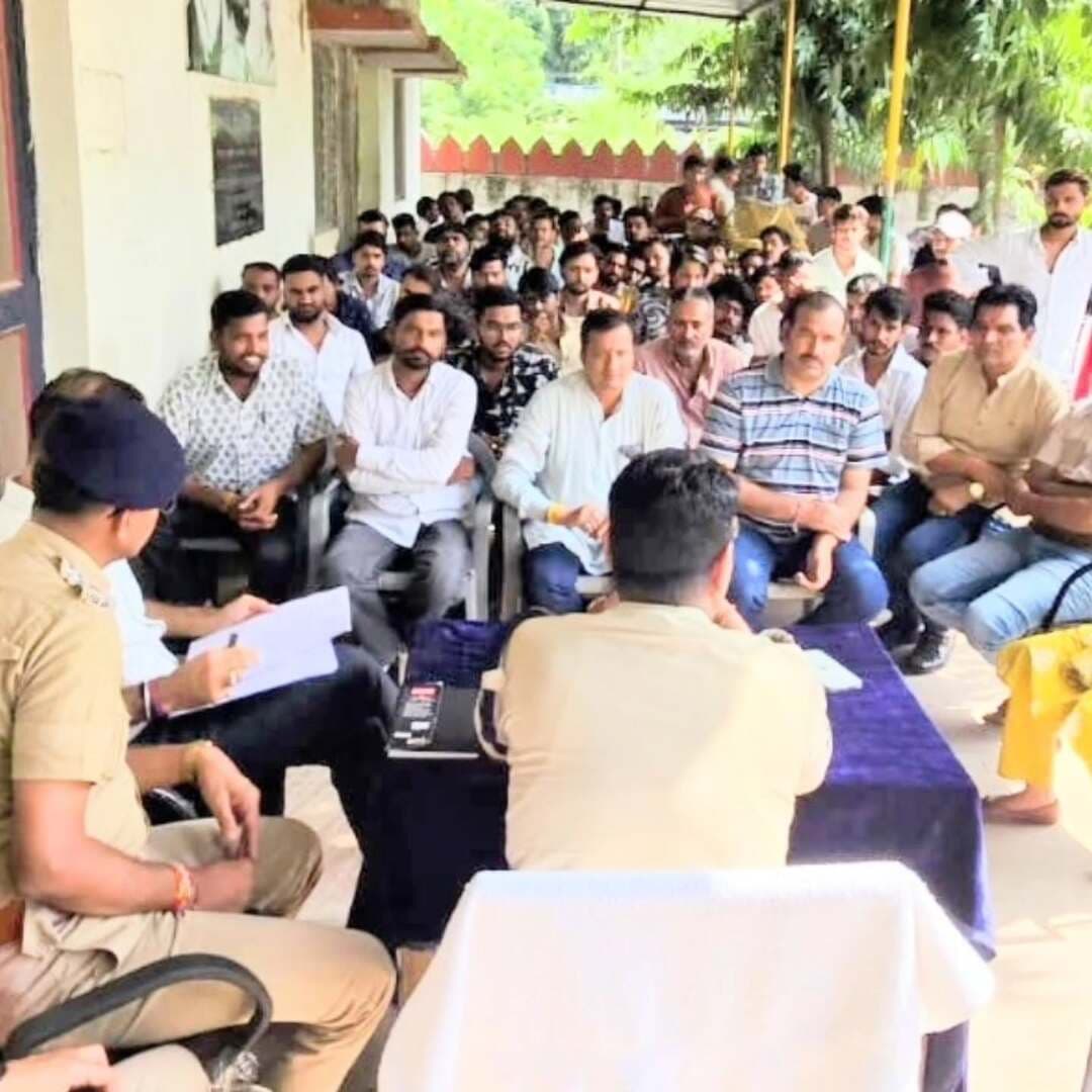 पुलिस थाना कोतवाली चित्तौड़गढ़ पर आगामी त्योहारों के मद्देनजर शांति समिति की मीटिंग थाना कोतवाली पर रखी गई , जिसमें जिले के पुलिस अधिकारी मौजूद रहे तथा दिशा निर्देश दिए । सभी शांति समिति के सदस्य मौजूद थे ।
बैठक की अध्यक्षता AD.S.P. सर ने की ।